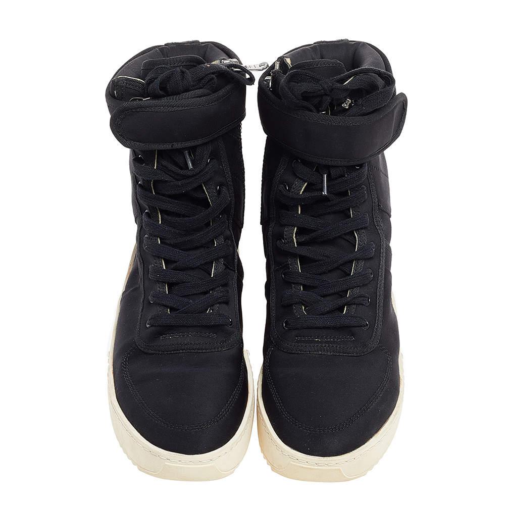 Comfortable, sporty, and luxurious, these Fear of God sneakers are essential for your shoe closet! Crafted from neoprene in a black shade, these kicks are made into a round-toe silhouette and equipped with laces on the vamps.

