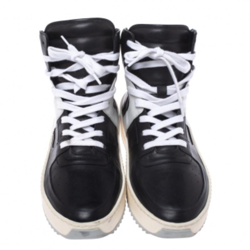 Con una silueta de caña alta que las hace frescas y elegantes, este par de zapatillas de baloncesto de la marca Fear of God están diseñadas para dar un toque de elegancia a tu atuendo. Combina estos zapatos de piel con tus atuendos informales y