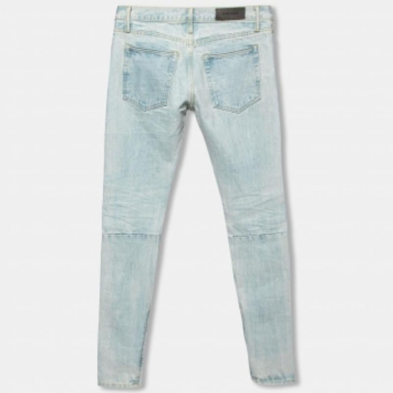 Fear of God es un nombre muy querido en la escena del streetwear. La marca se las arregla para lanzar diseños actuales pero con un tinte poco convencional. Este par de vaqueros está confeccionado en algodón azul con un estilo desgastado y entallado,