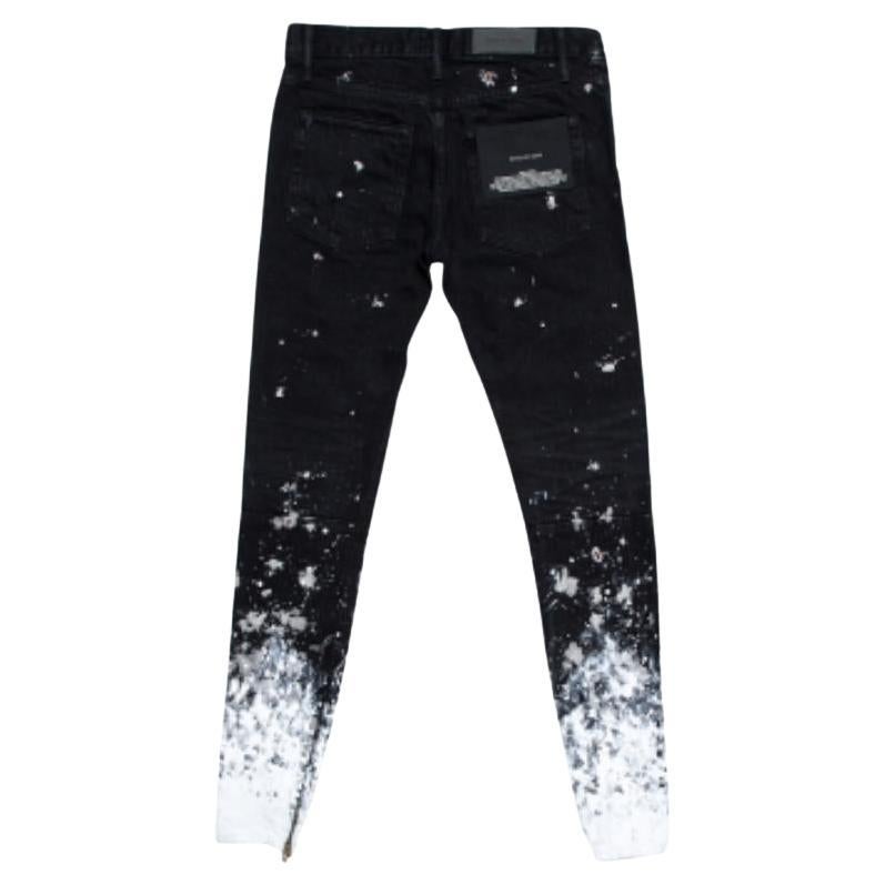 Ce superbe jean Fear of God Fifth Collection est un incontournable de la garde-robe. Confectionné en coton, ce jean noir est taillé pour offrir une coupe élégante et est doté d'une fermeture à boutons, de cinq poches, de passants de ceinture et d'un