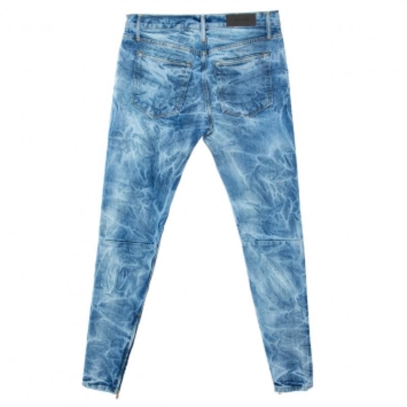 Fondé en 2013, Fear of God est un nom bien aimé de la scène streetwear. La marque parvient à sortir des designs actuels mais avec une teinte décalée. Ce jean est réalisé en denim délavé à l'acide et présente une coupe cintrée. Pour mettre en valeur