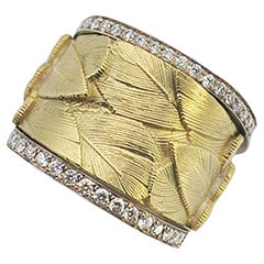 Feather Band in 18k Yellow Gold with Pave Diamond Edges