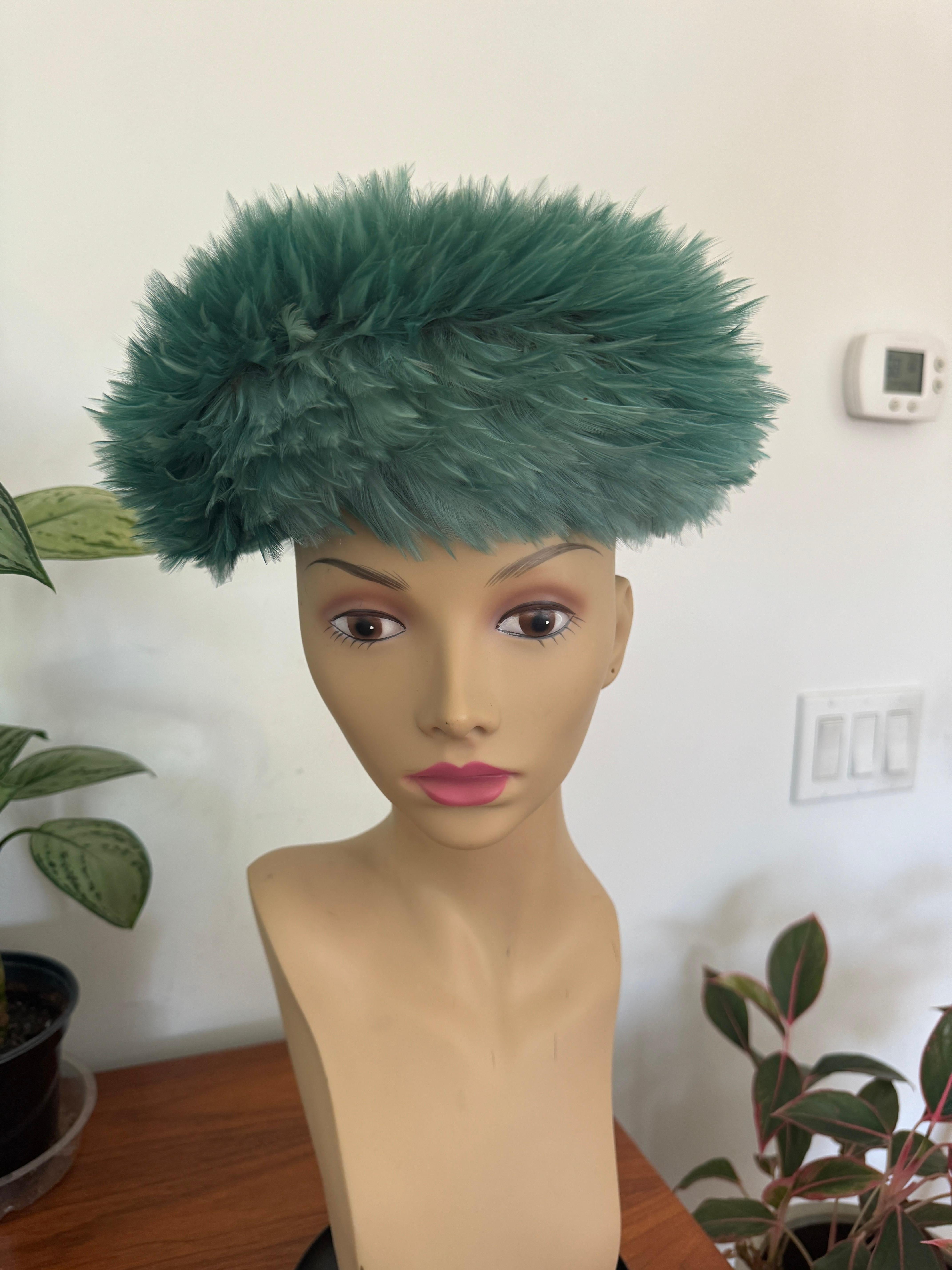 Cappello berretto di piume De Pinna Salon Greene & Greene 1960s in vendita 1