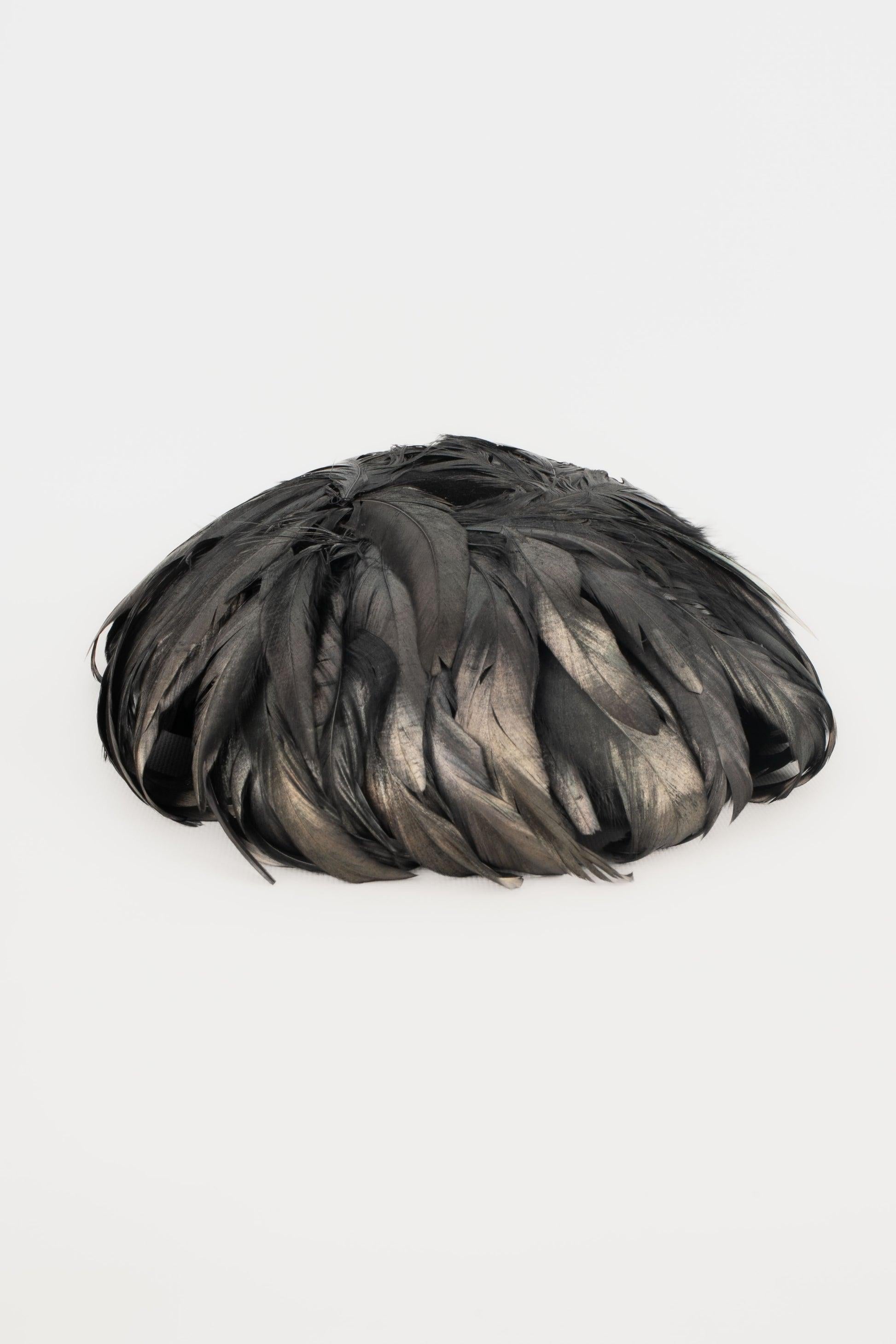 Feather Black Velvet Fasinator Hat In Excellent Condition For Sale In SAINT-OUEN-SUR-SEINE, FR