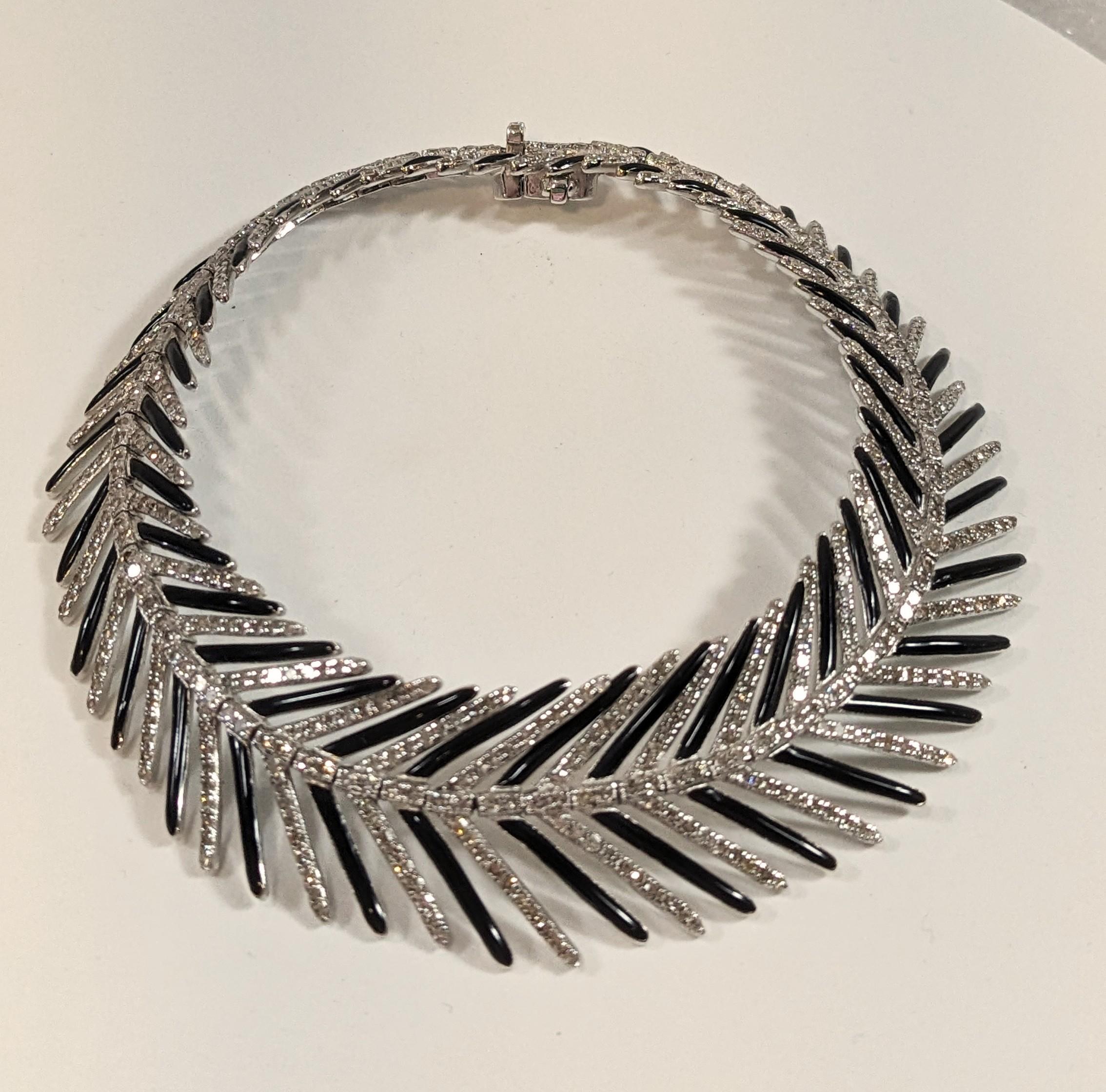 Feather Bracelet in 18k White Gold, Silver, Diamonds and Enamel

Bracelet in 18-carat gold with a total weight of 1.68 grams, silver with a total weight of 18.24 grams, diamonds with a total weight of 3.33 carats and black enamel

◘ Weight 20,59