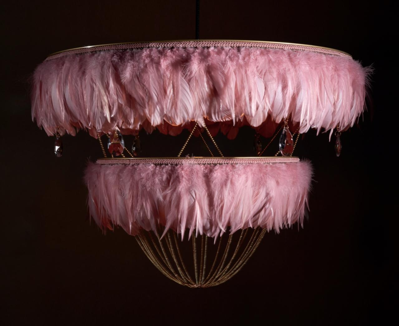 Federkronleuchter in Flamingo-Rosa  - Bertie -  Hand Made auf Bestellung in London.  (Gefärbt) im Angebot