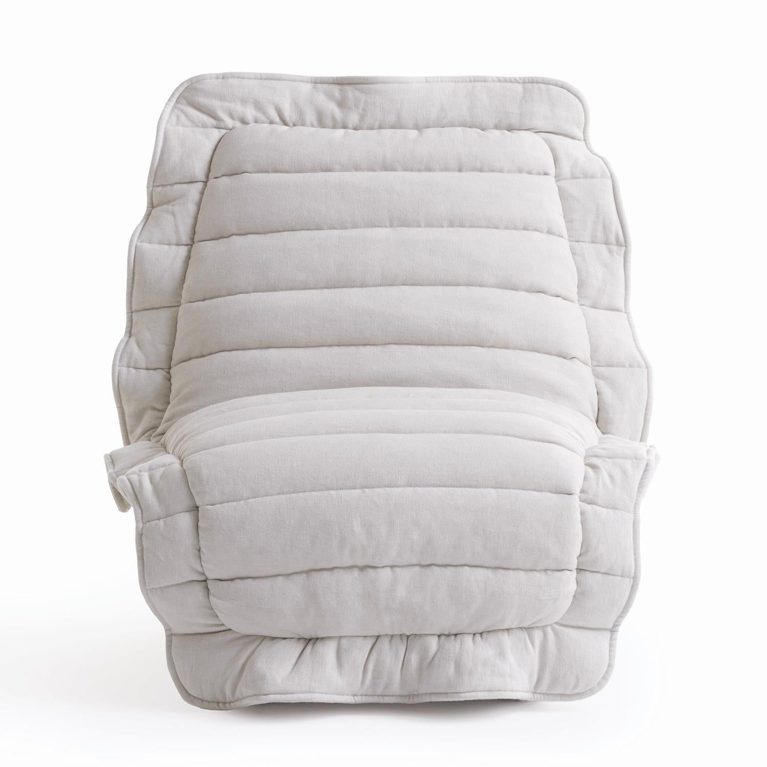 Feather Cream White Armchair gepolstert und bezogen
mit cremeweißem Stoff.
Auf Anfrage auch in anderen Stoffausführungen erhältlich.