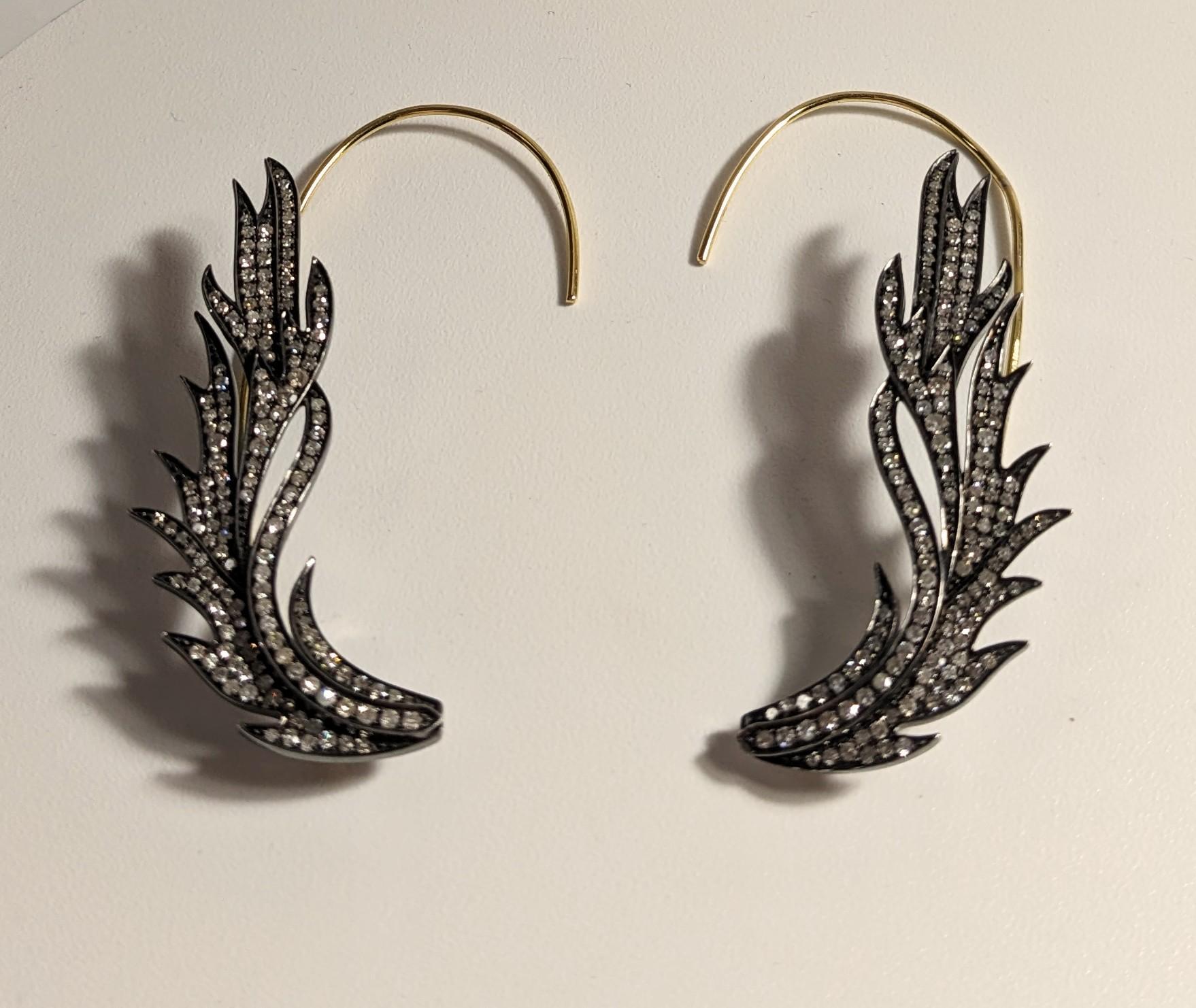 Feather Cuff Earrings in 18k Gold, Silver, and Diamonds 
Earring in 18K gold with a total weight of 2.10 g, silver 8.47 g and 308 diamonds 1.97 ct

◘ Weight 10,96 gr.
◘ Gold Weight 2,10 gr.
◘ Silver Weight 8,47gr.
◘ Diamonds aprox 1,97 ct  
◘ Lenght