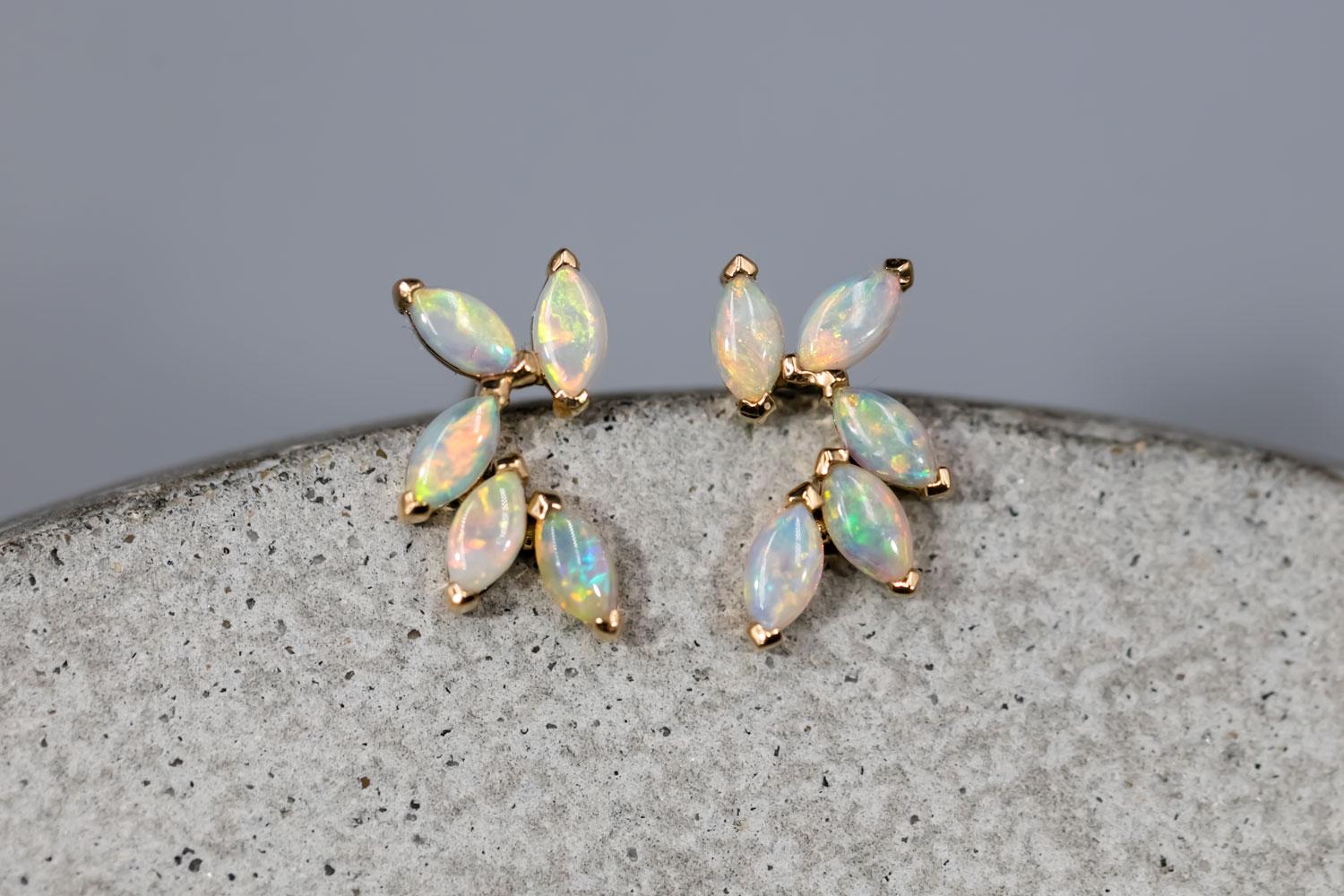 Taglio brillante Orecchini con piuma Design/One australiano solido in oro giallo 14K in vendita