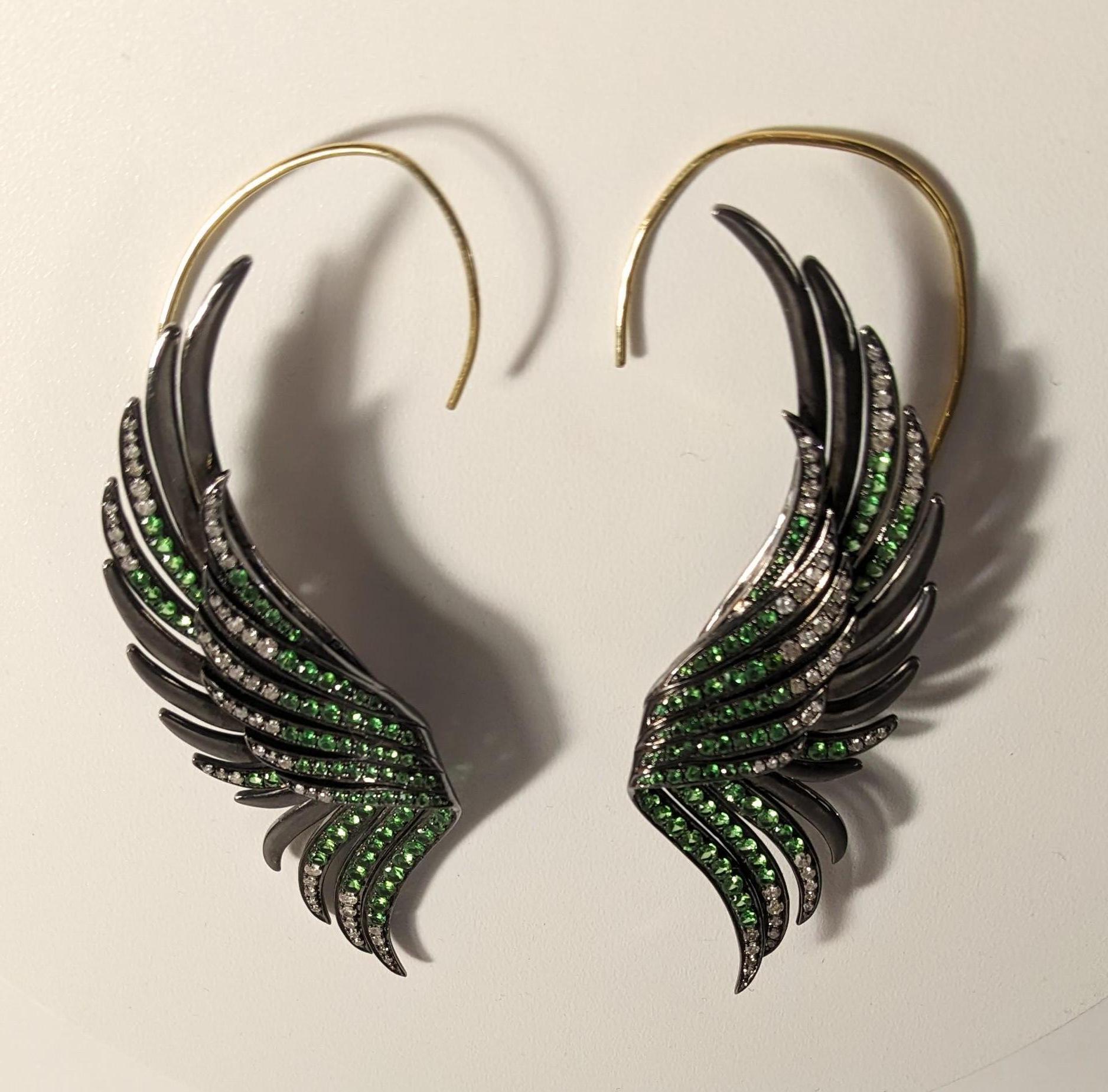 Feather Cuff Earrings in 18k  Gold, Silver, Diamonds and  Tsavorites
Earring in 18 carat gold weighing 2.20 g, silver 20.33 g, 110 diamonds 1.03 ct and 116 tsavosite 3.30 ct

◘ Weight 23,39 gr.
◘ Gold Weight 2,20 gr.
◘ Silver Weight 20,33 gr.
◘