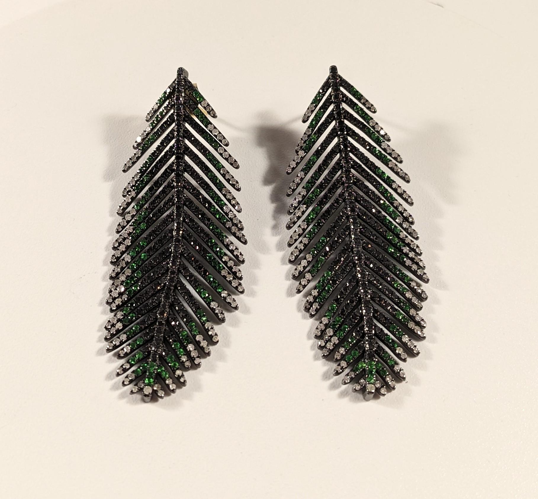 Feather Earrings in 18k  Gold, Silver, Diamonds and Tsavorites
Earrings in 18K gold weighing 0.63 g, silver 14.60 g, 594 diamonds 4.39 ct and 190 tsavorites 1.63 ct

◘ Weight 16,43 gr.
◘ Gold Weight 0,63 gr.
◘ Silver Weight 14,60 gr.
◘ Diamonds