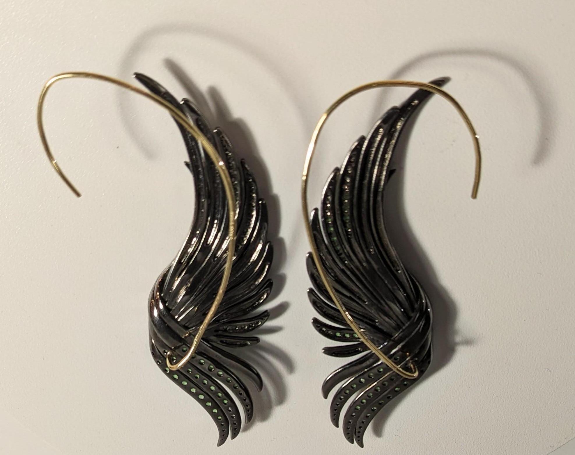 Contemporain Boucles d'oreilles plumes en or 18 carats, argent, diamants et  Tsavorites en vente