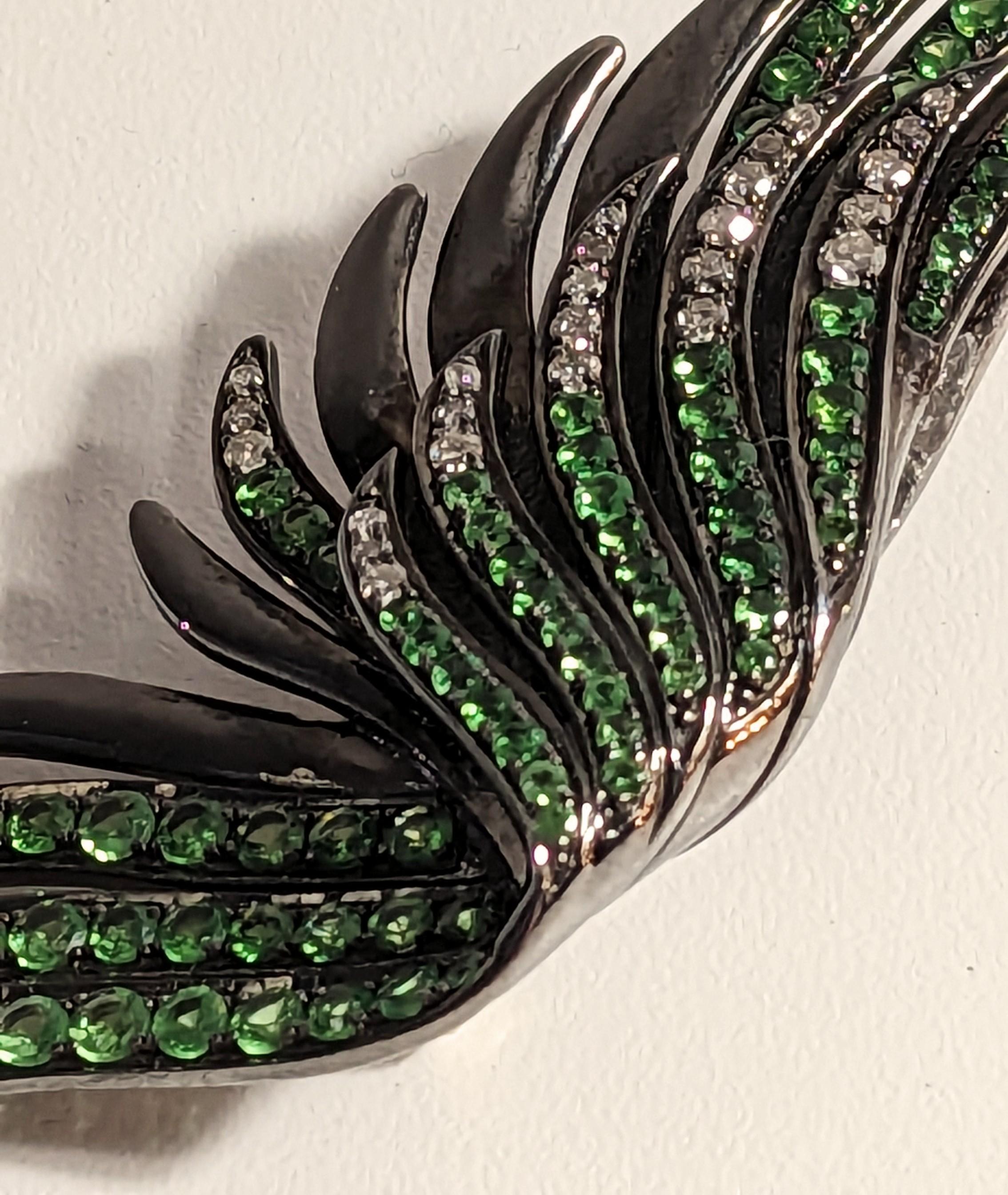 Taille brillant Boucles d'oreilles plumes en or 18 carats, argent, diamants et  Tsavorites en vente