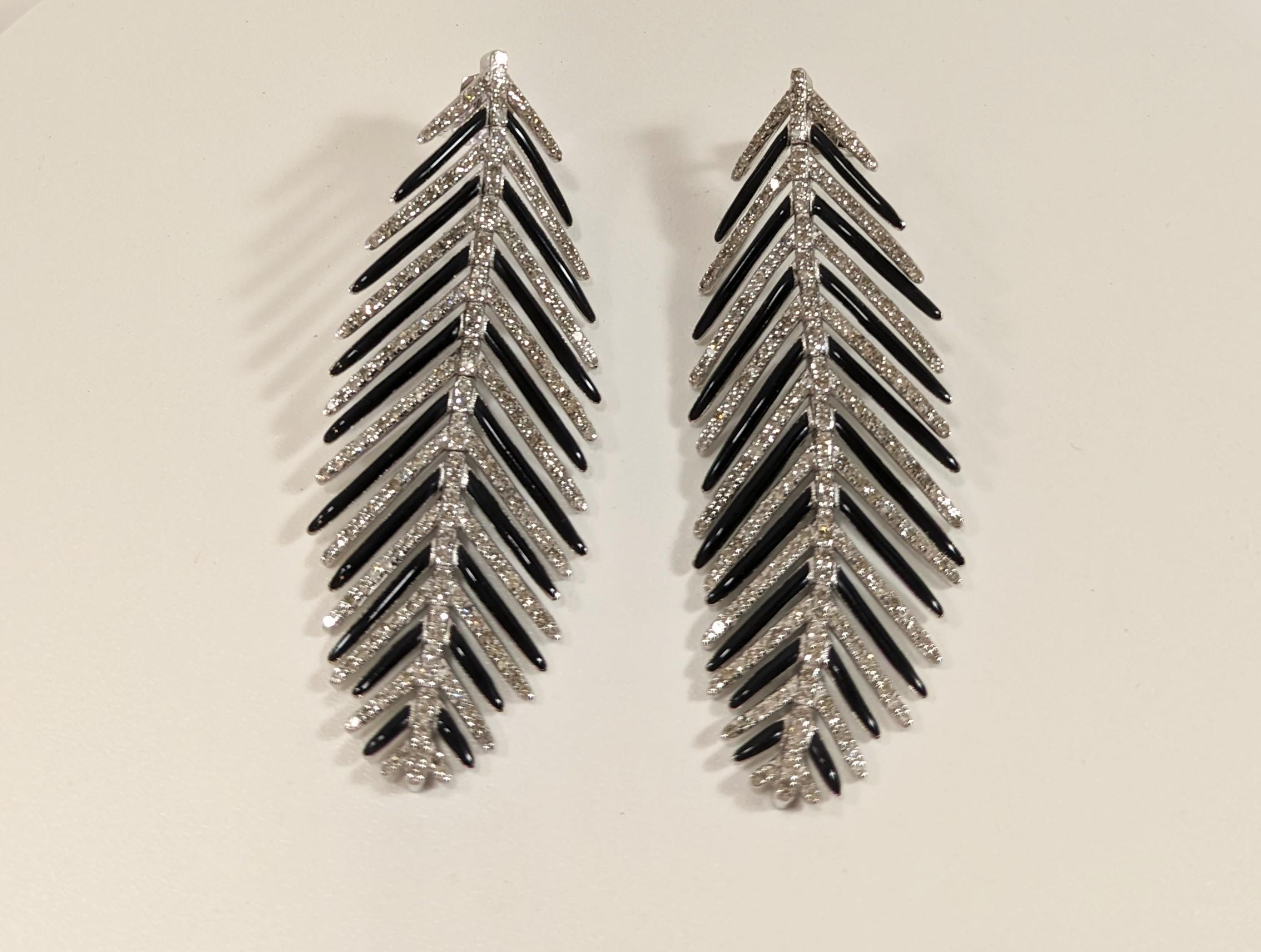 Earrings in 18 k White Gold, Silver, Diamonds and Enamel
Earrings in 18K gold with a total weight of 0.67 grams, silver with a total weight of 13.67 grams, 440 diamonds with a total weight of 3.05 carats and black enamel

◘ Weight 14,96 gr.
◘ Gold