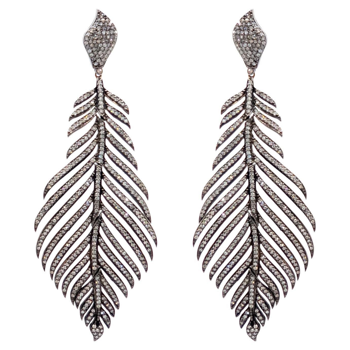 Orecchini in oro bianco 18 k, argento, diamanti e smalto
Orecchini in oro 18 carati con un peso totale di 0,43 grammi, argento con un peso totale di 25,96 grammi, 936 diamanti con un peso totale di 3,94 carati e smalto nero

◘ Peso dell'oro