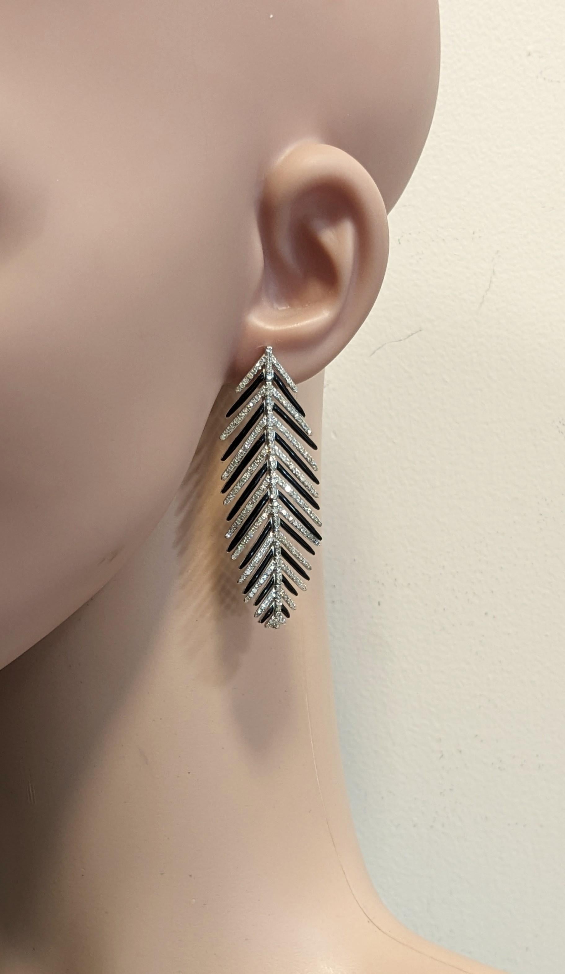 Feather Earrings in 18k White Gold, Silver, Diamonds and Enamel In New Condition For Sale In Bilbao, ES