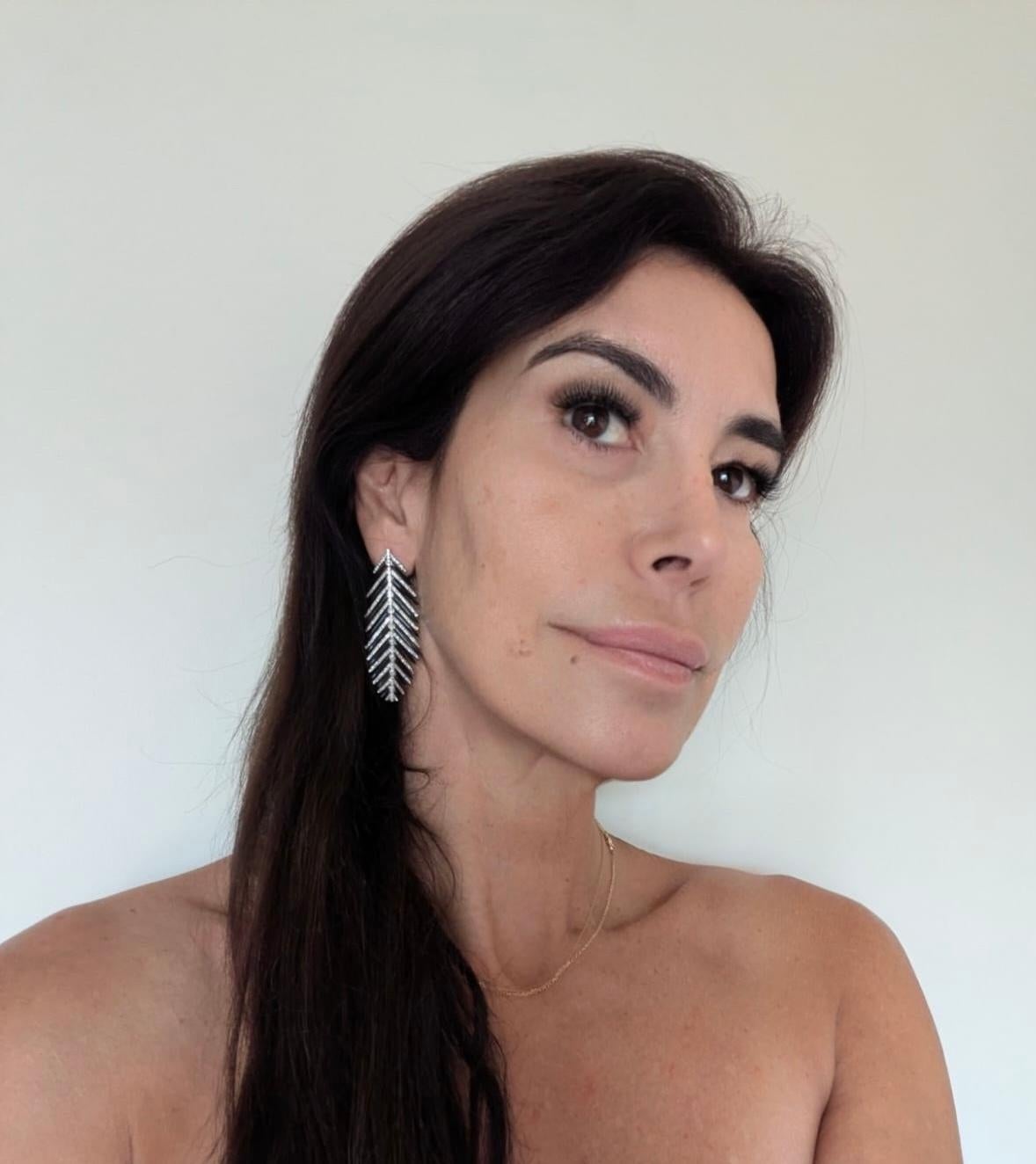 Boucles d'oreilles plumes en or blanc 18 carats, argent, diamants et émail Neuf - En vente à Bilbao, ES