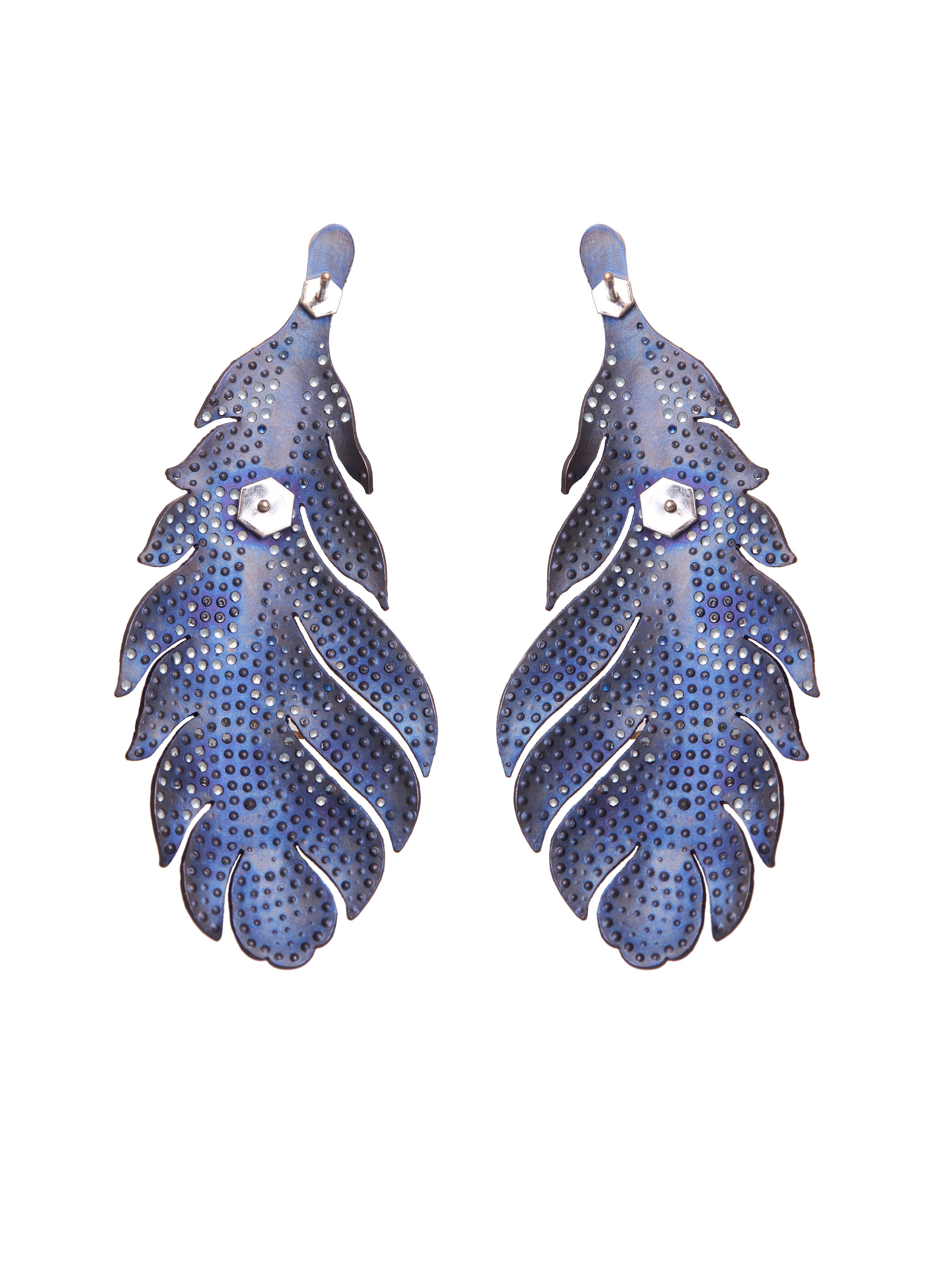 Pendientes Pluma de Oro de 18kt, Titanio, Diamante, Zafiro Azul y Piedras Aqua Corte redondo en venta