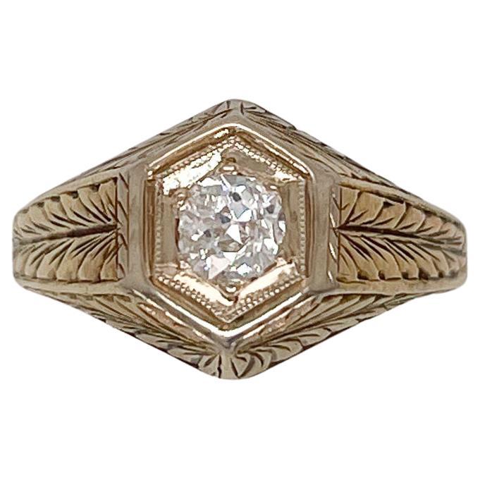 Ring aus 14 Karat Gold mit Federgravur und Diamant im alteuropäischen Schliff im Angebot