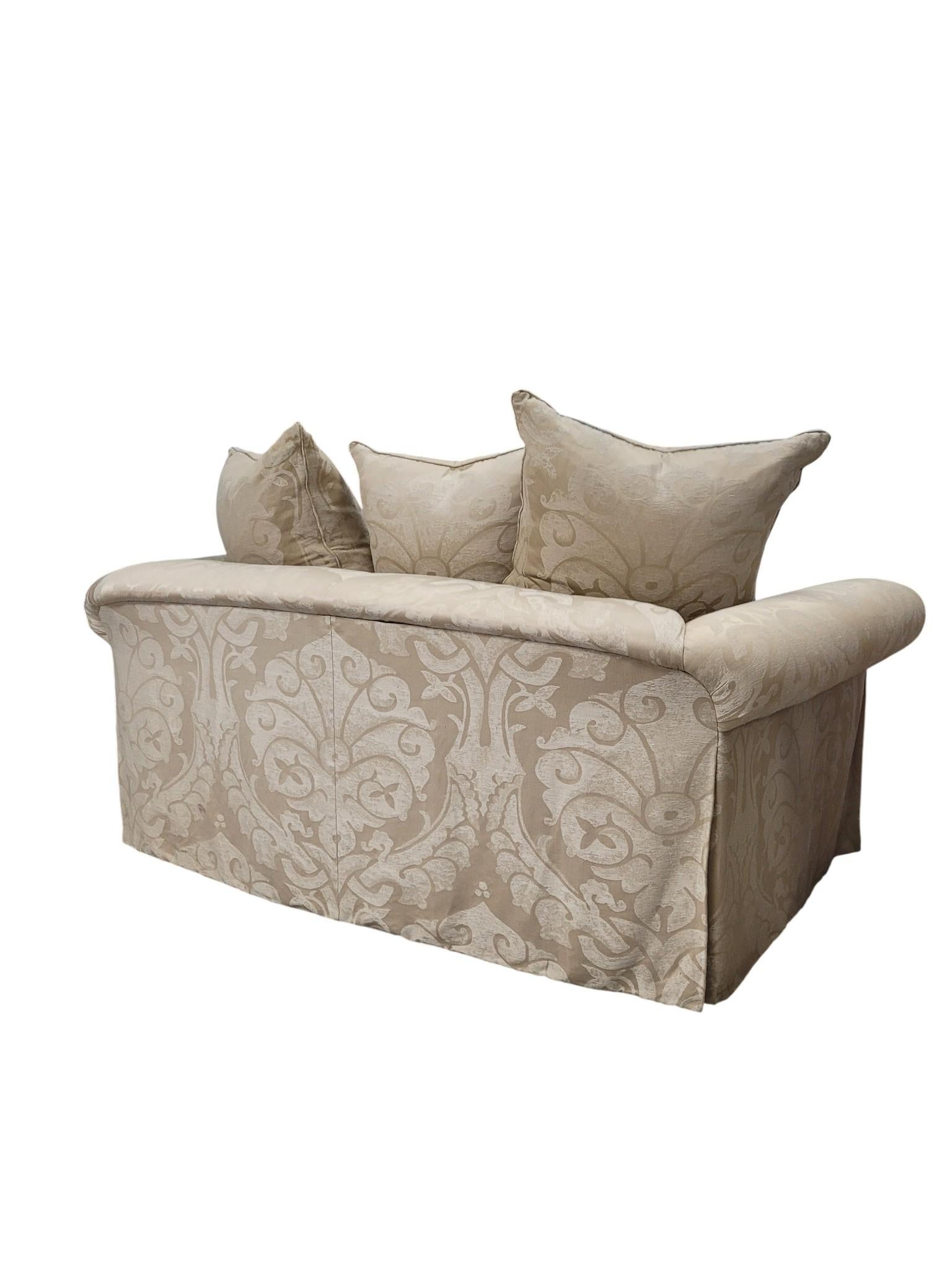 Loveseat Damasco Relleno de Plumas con Brazos Enrollados y Faldón Plisado en venta 5