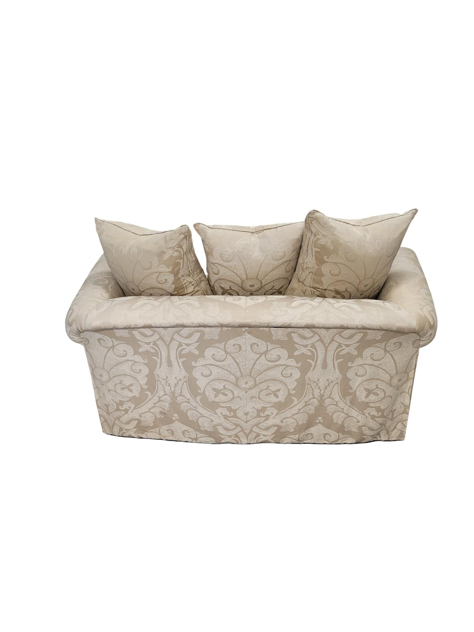 Loveseat Damasco Relleno de Plumas con Brazos Enrollados y Faldón Plisado en venta 6