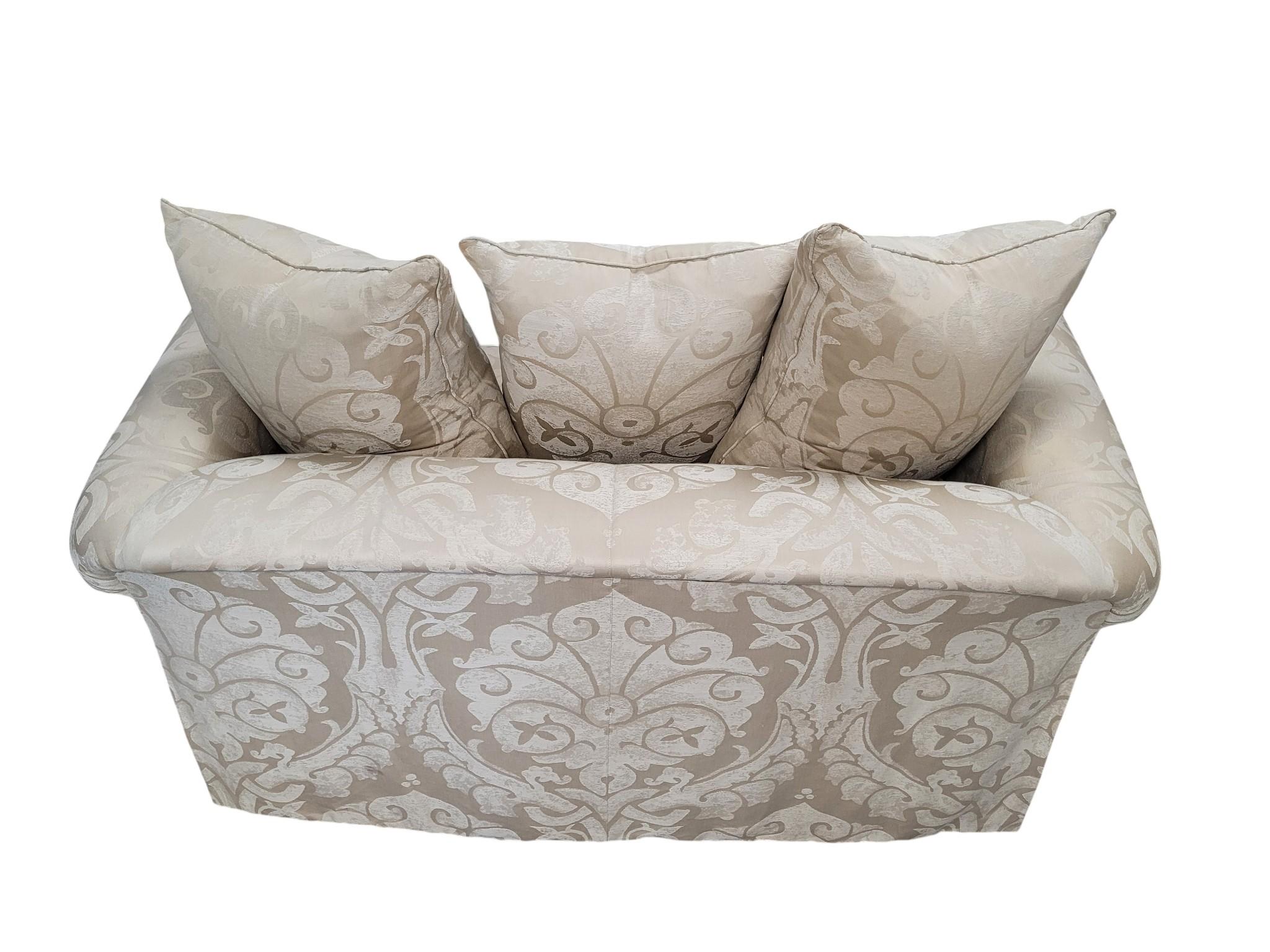 Loveseat Damasco Relleno de Plumas con Brazos Enrollados y Faldón Plisado en venta 7