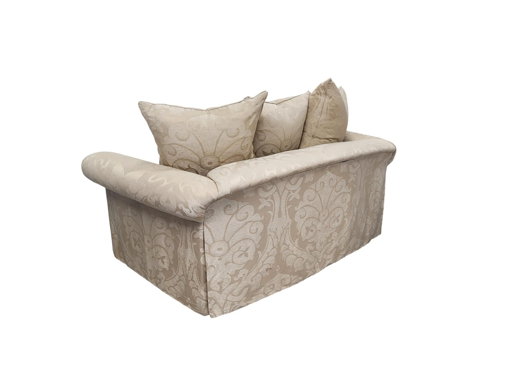 Loveseat Damasco Relleno de Plumas con Brazos Enrollados y Faldón Plisado en venta 8