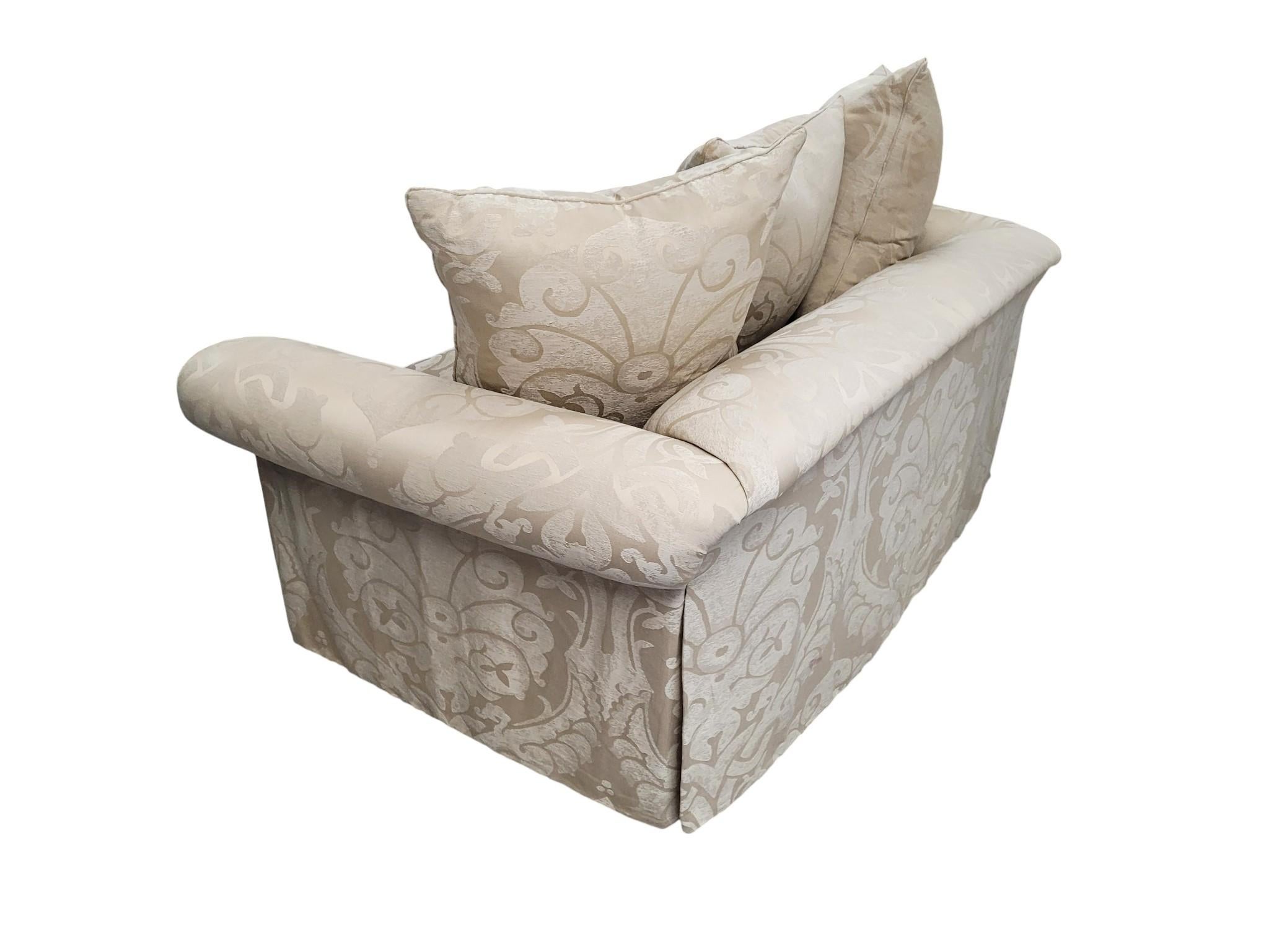 Loveseat Damasco Relleno de Plumas con Brazos Enrollados y Faldón Plisado en venta 9