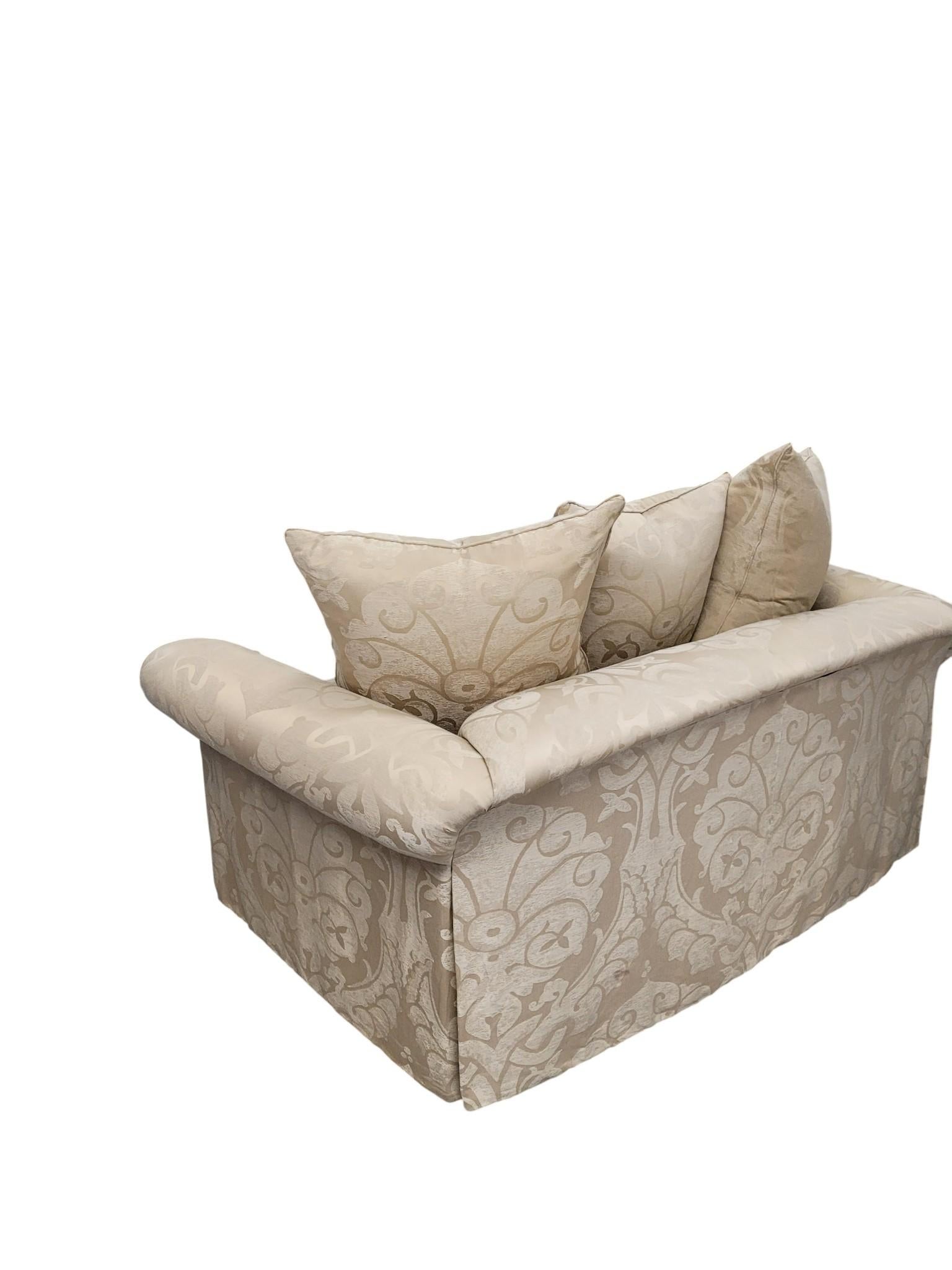 Loveseat Damasco Relleno de Plumas con Brazos Enrollados y Faldón Plisado en venta 10