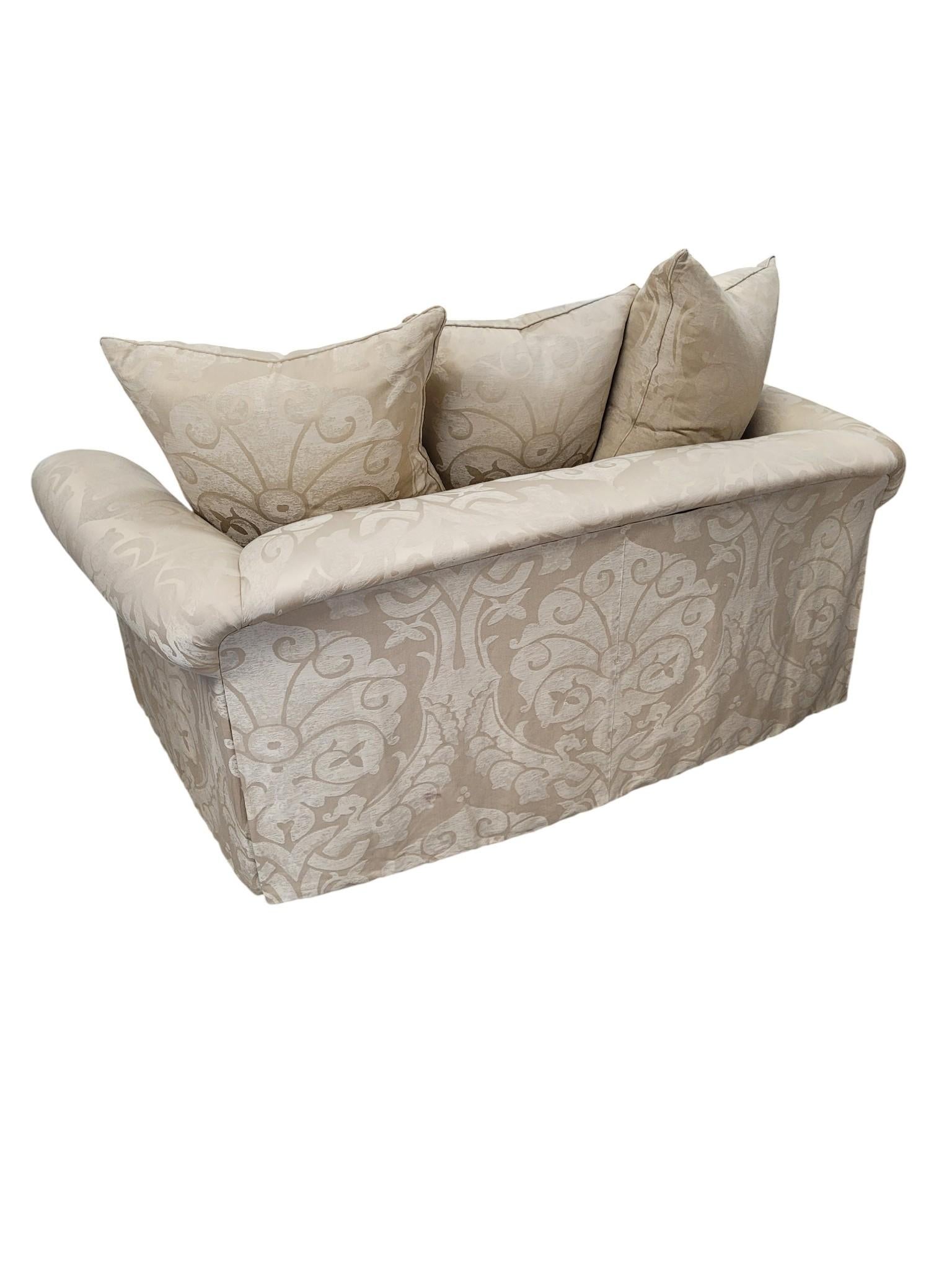 Loveseat Damasco Relleno de Plumas con Brazos Enrollados y Faldón Plisado en venta 11