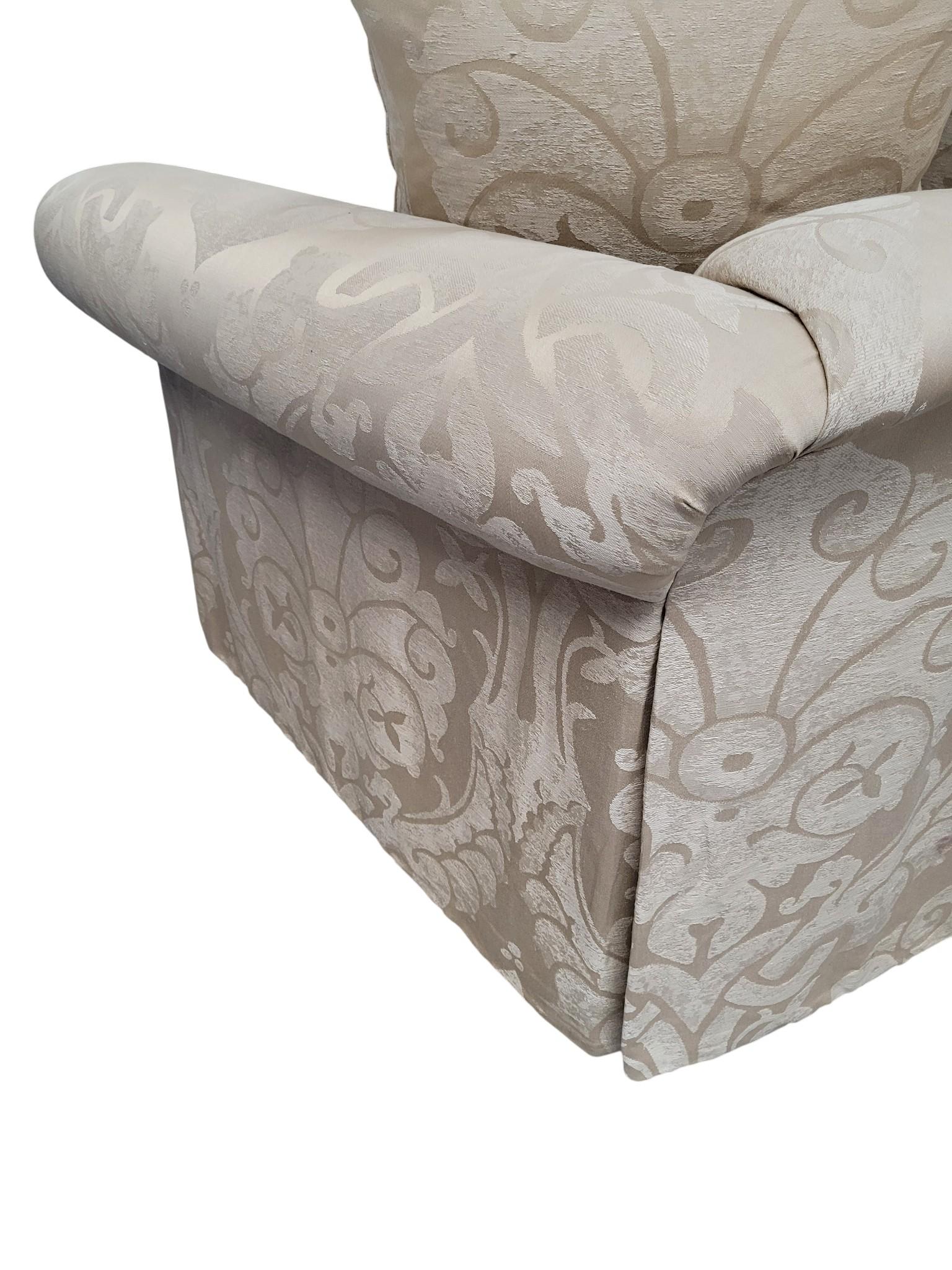 Loveseat Damasco Relleno de Plumas con Brazos Enrollados y Faldón Plisado en venta 12