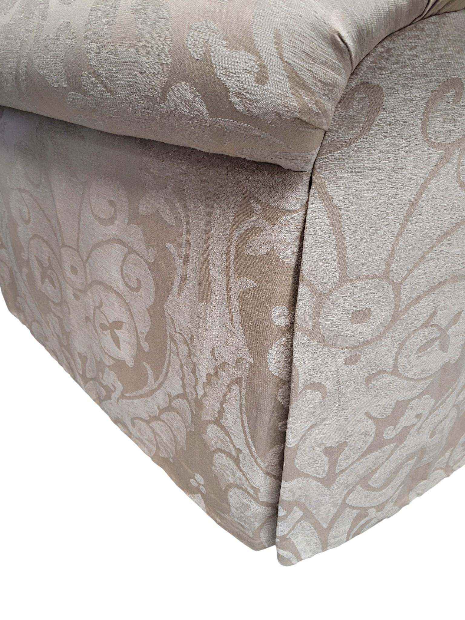 Loveseat Damasco Relleno de Plumas con Brazos Enrollados y Faldón Plisado en venta 13