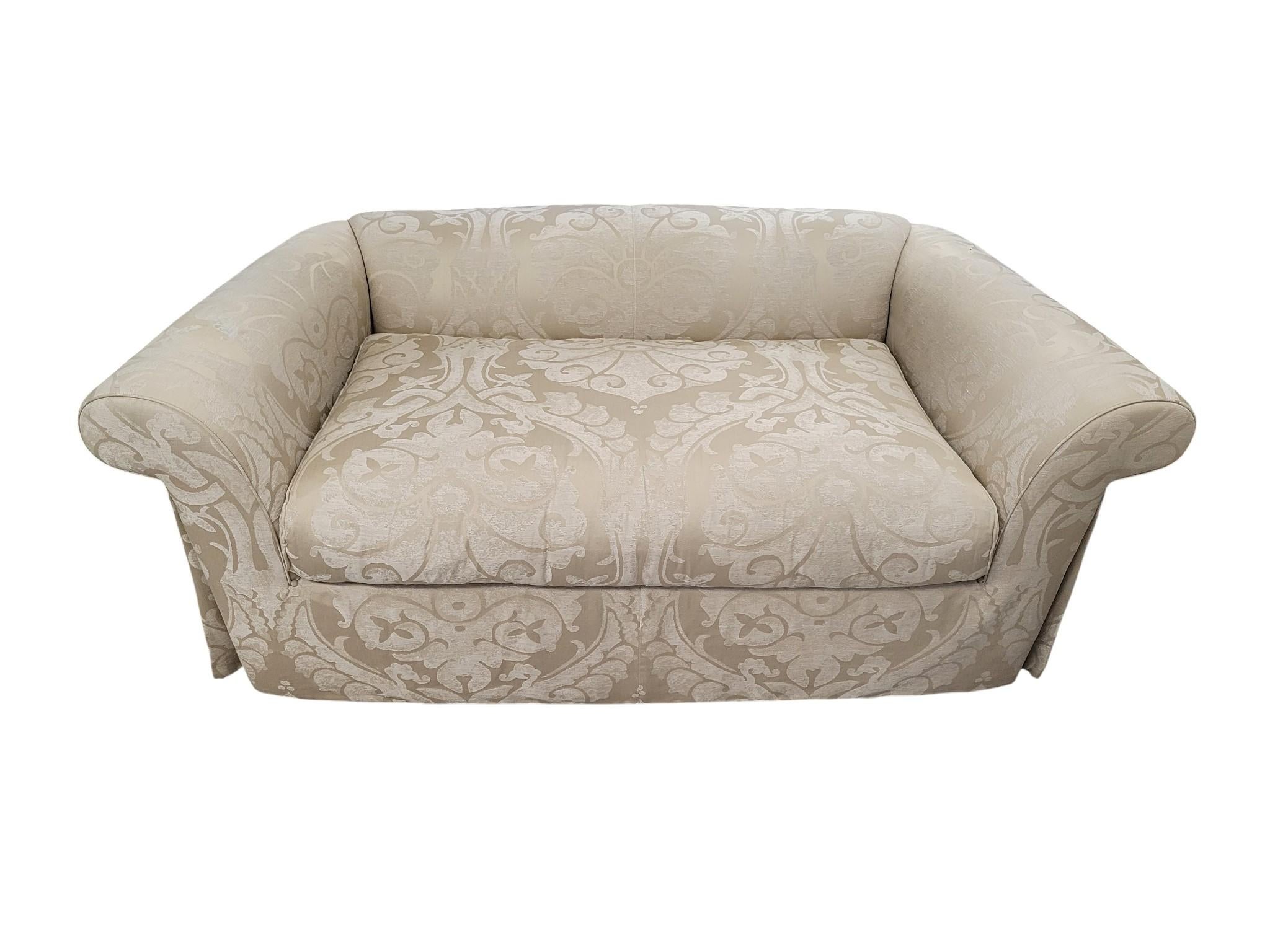 Loveseat Damasco Relleno de Plumas con Brazos Enrollados y Faldón Plisado en venta 14