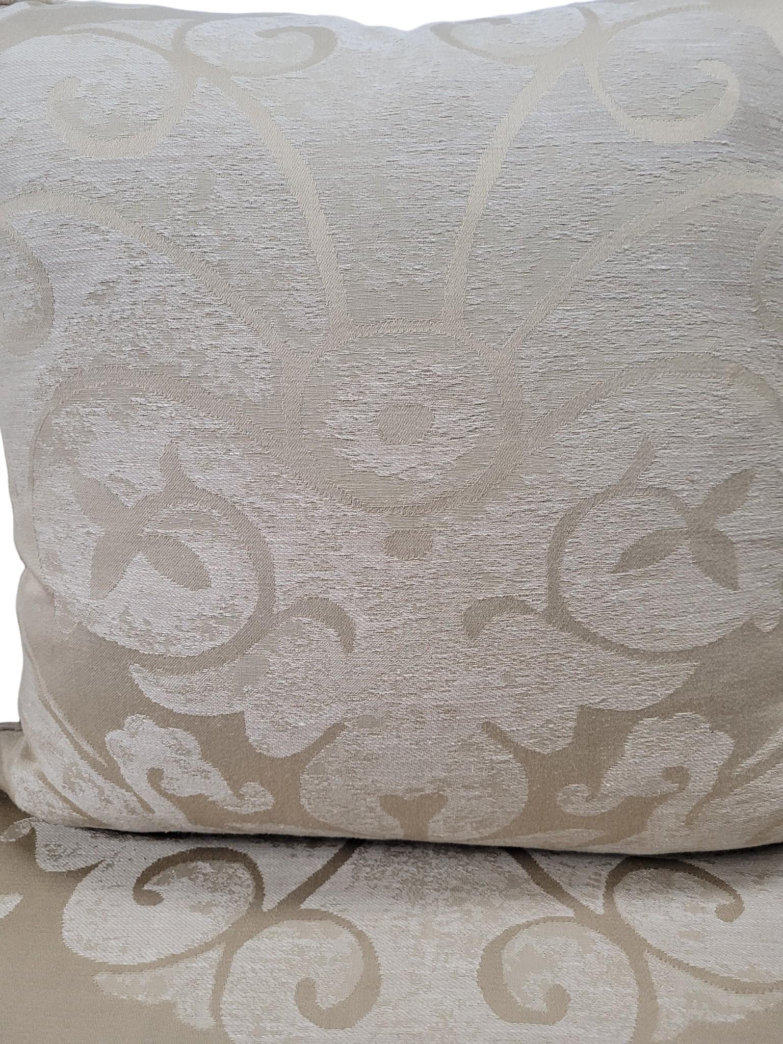 Loveseat Damasco Relleno de Plumas con Brazos Enrollados y Faldón Plisado en venta 15