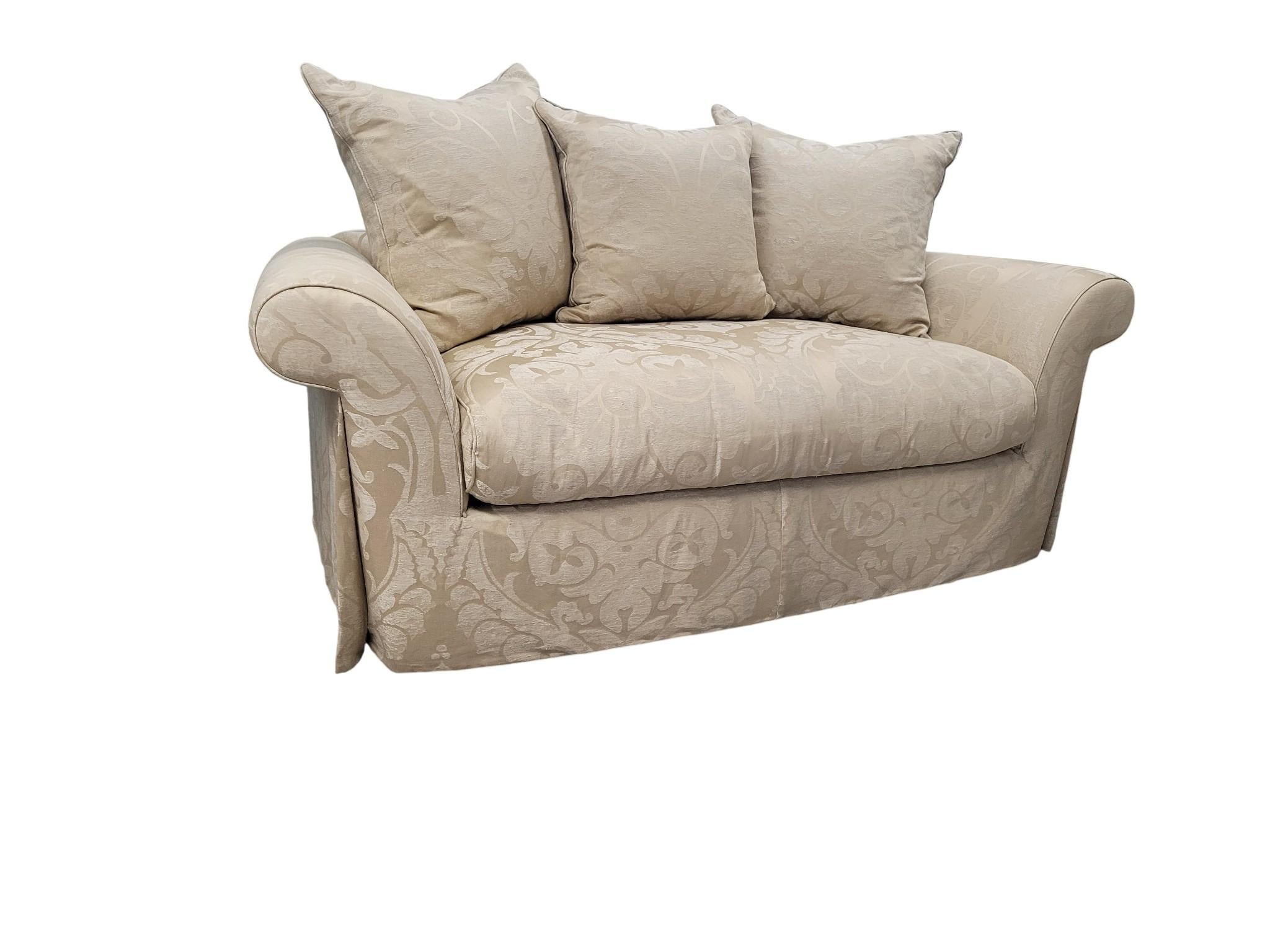 Loveseat Damasco Relleno de Plumas con Brazos Enrollados y Faldón Plisado en Bueno estado para la venta en North Palm Beach, FL