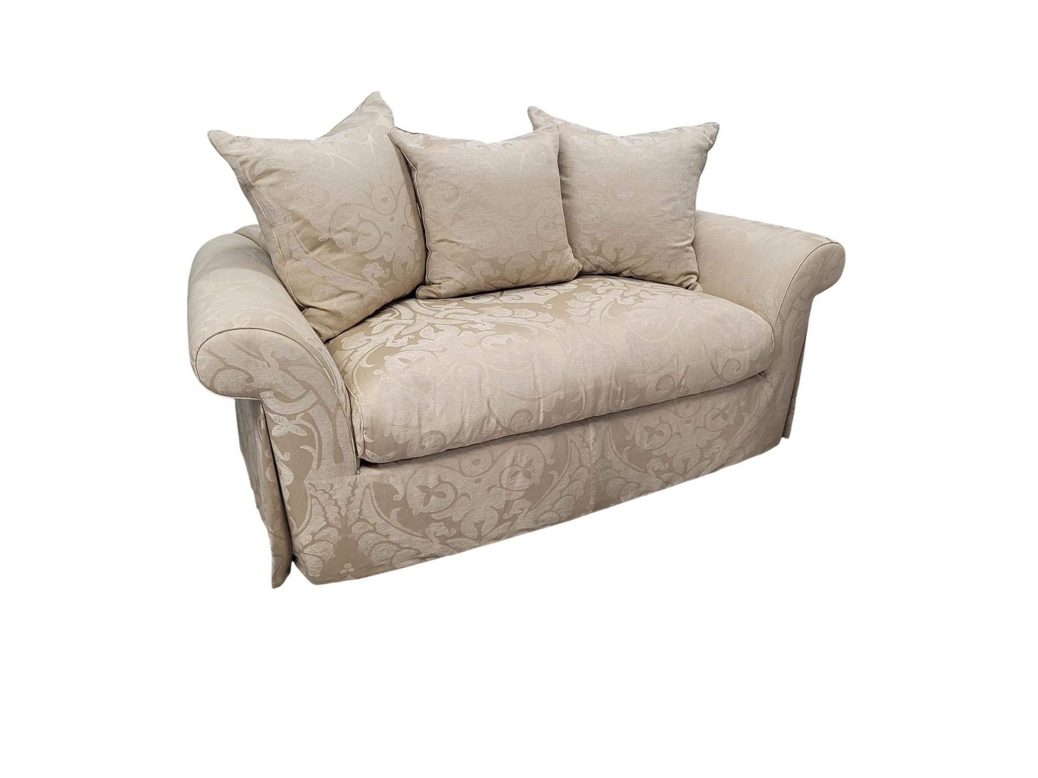 Loveseat Damasco Relleno de Plumas con Brazos Enrollados y Faldón Plisado finales del siglo XX en venta