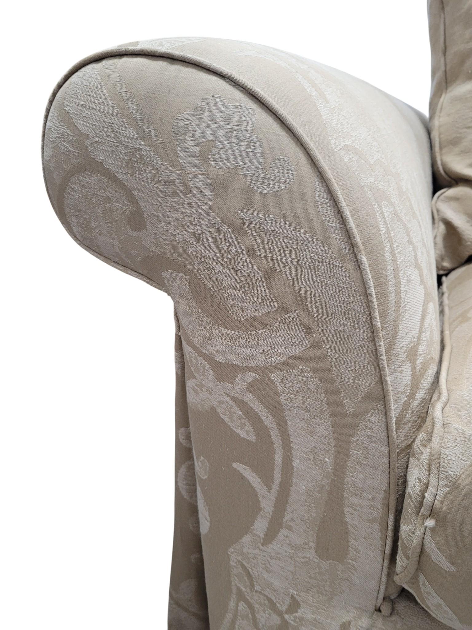 Loveseat Damasco Relleno de Plumas con Brazos Enrollados y Faldón Plisado en venta 1