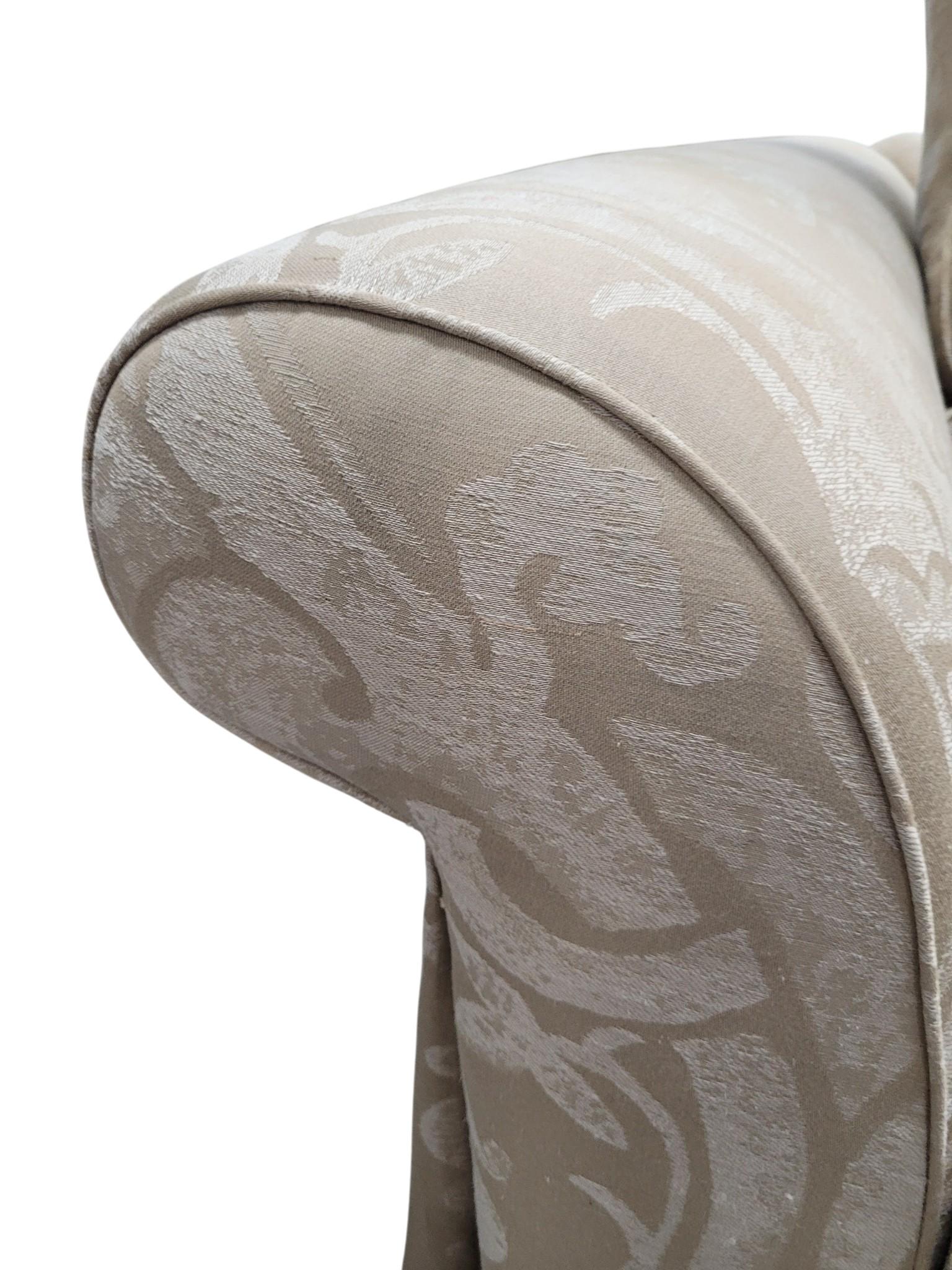 Loveseat Damasco Relleno de Plumas con Brazos Enrollados y Faldón Plisado en venta 2