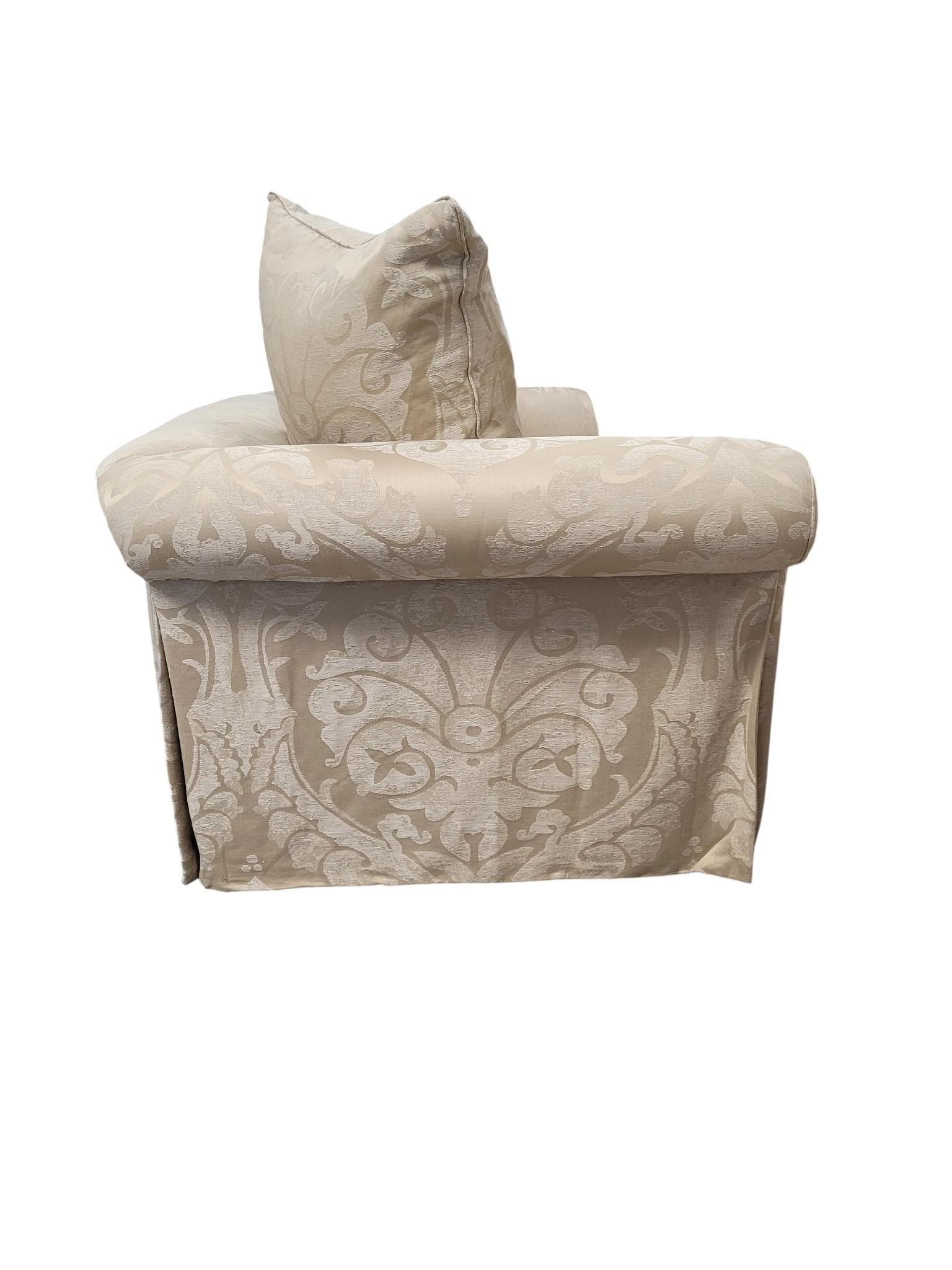 Loveseat Damasco Relleno de Plumas con Brazos Enrollados y Faldón Plisado en venta 3