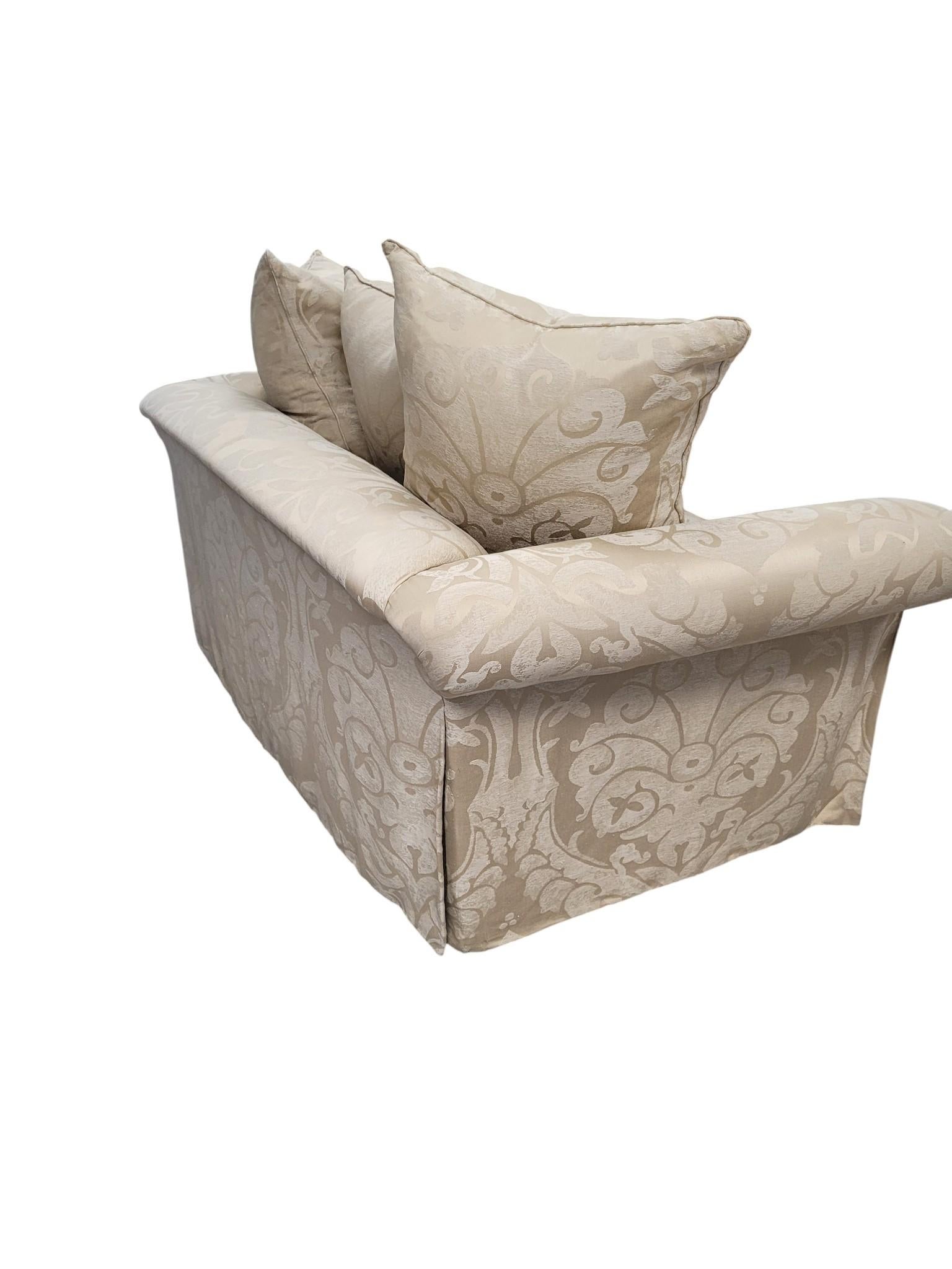 Loveseat Damasco Relleno de Plumas con Brazos Enrollados y Faldón Plisado en venta 4