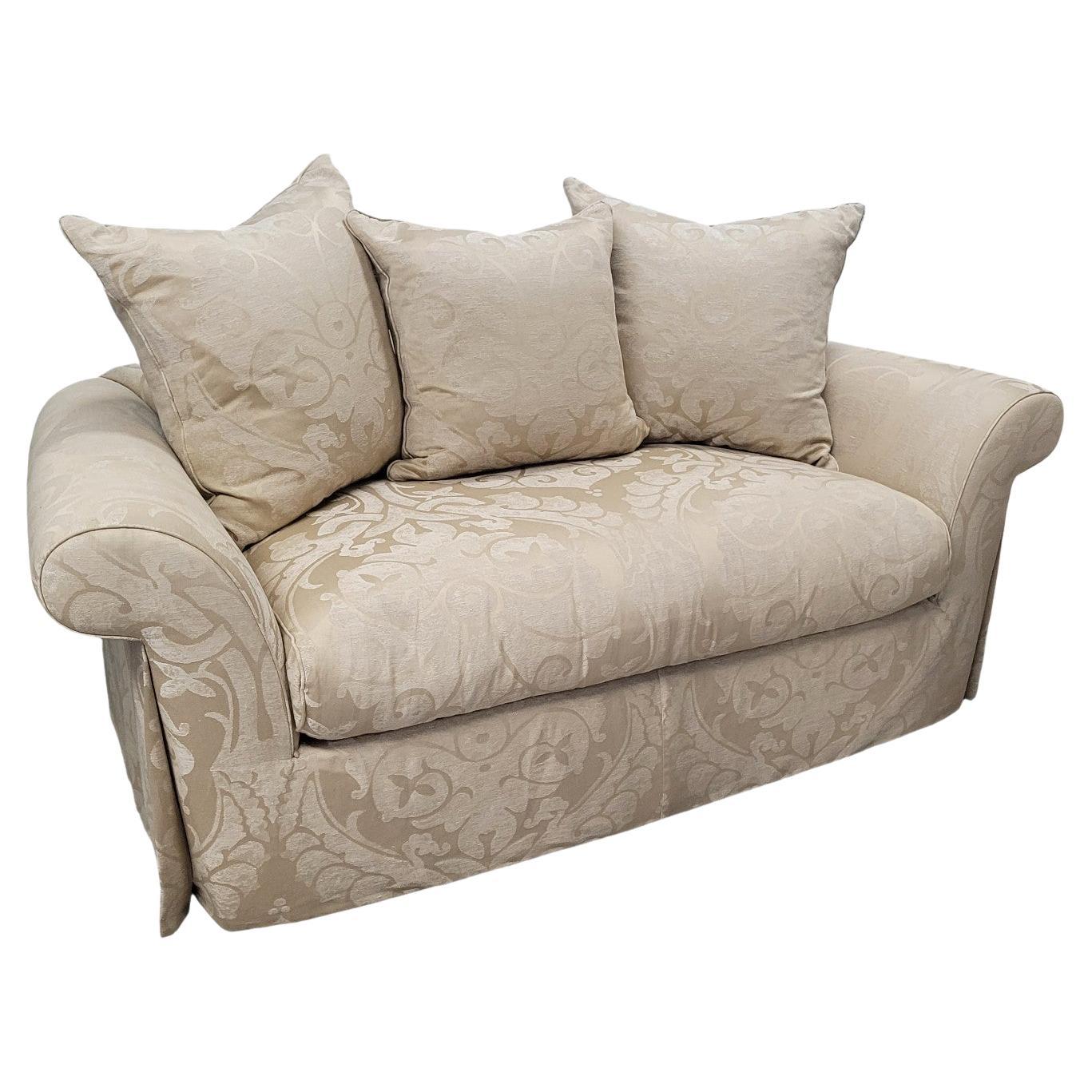 Loveseat Damasco Relleno de Plumas con Brazos Enrollados y Faldón Plisado en venta