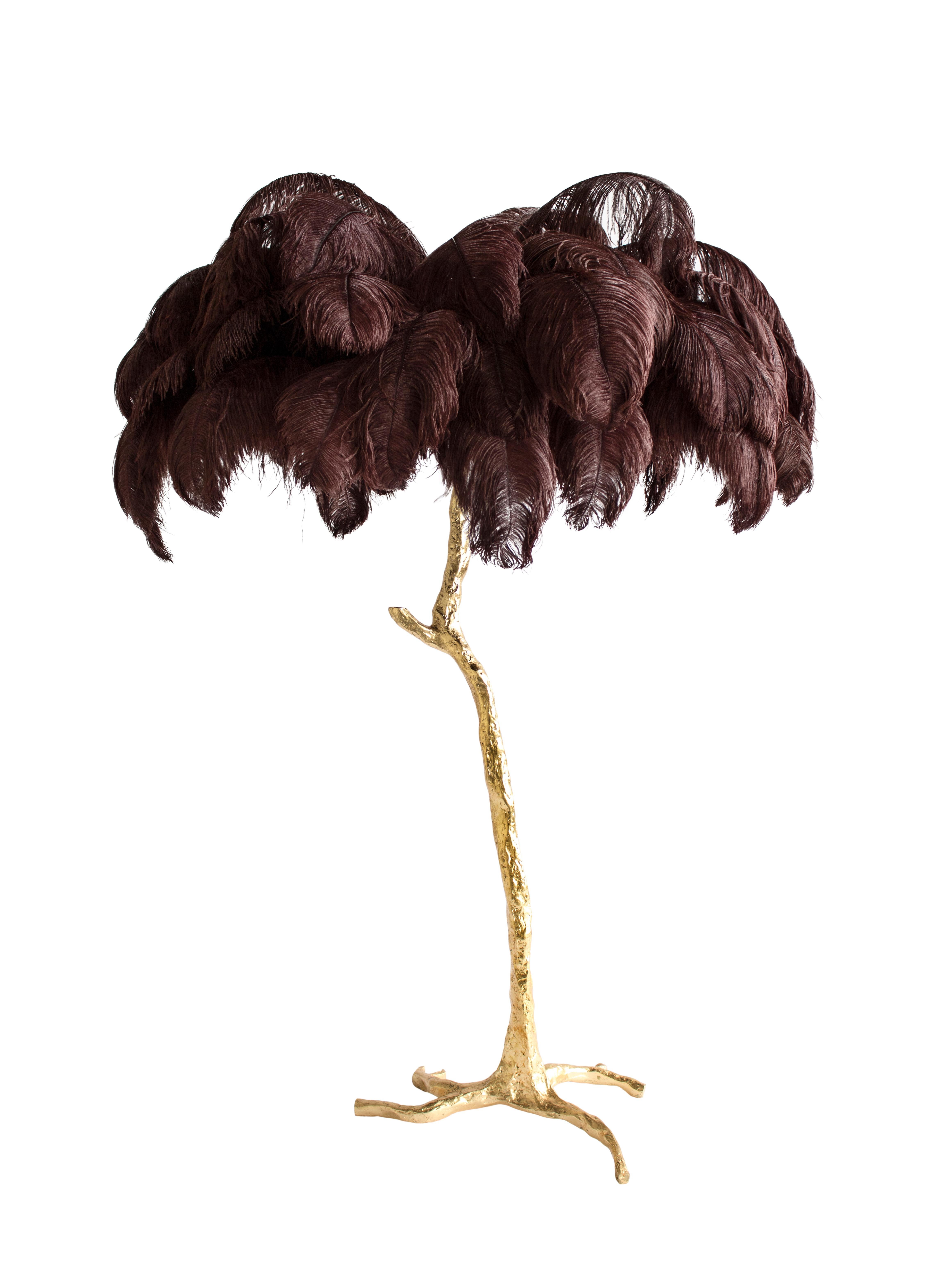 Le lampadaire Feather, pièce d'édition de A Modern Grand Tour.
Un palmier lumineux, resplendissant avec un feuillage de plumes d'autruche exquis, le lampadaire en plumes occupe le devant de la scène dans n'importe quel décor luxueux et apporte la