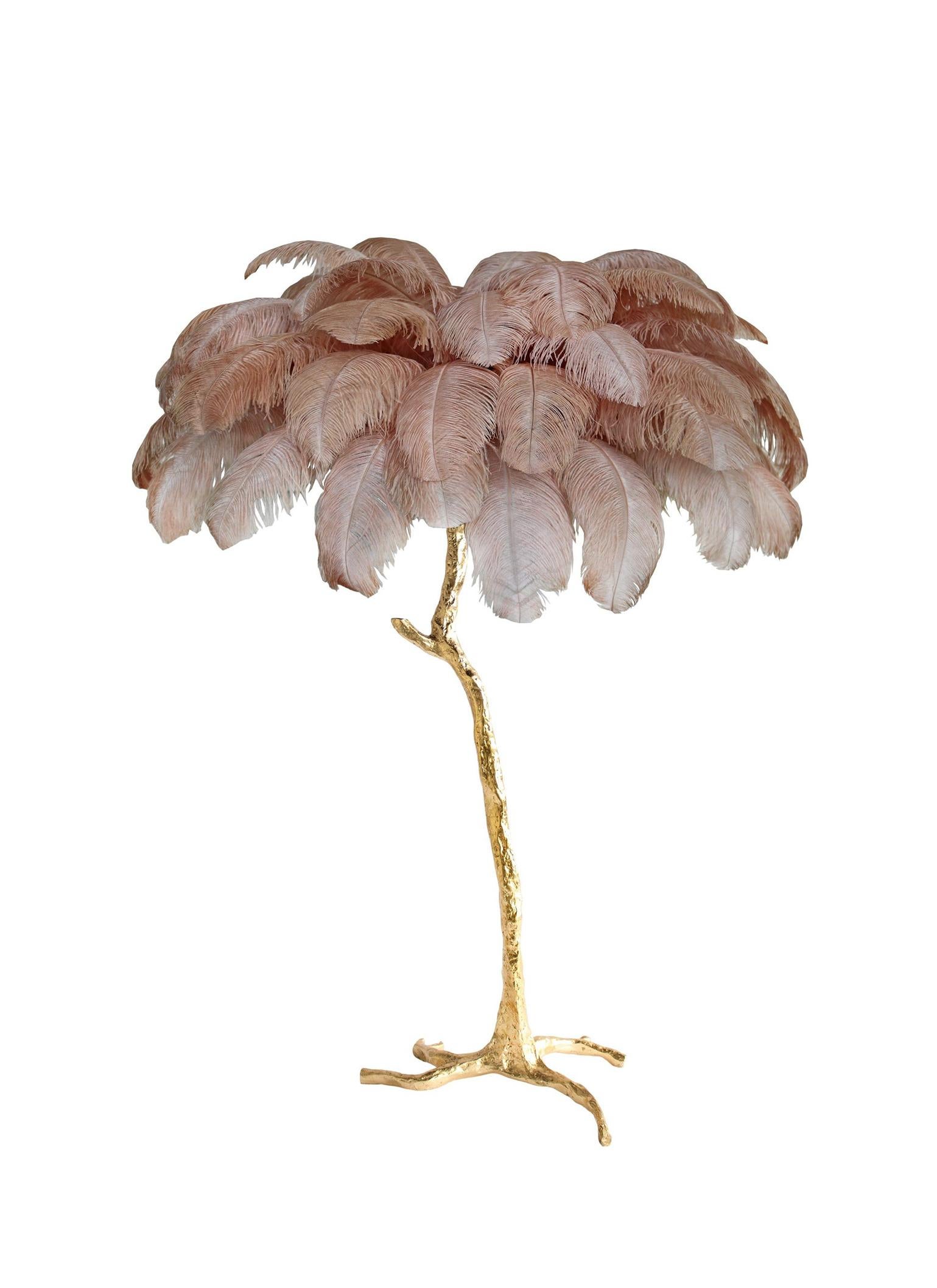 Le lampadaire Feather, pièce d'édition de A Modern Grand Tour.
Un palmier lumineux, resplendissant avec un feuillage de plumes d'autruche exquis, le lampadaire en plumes occupe le devant de la scène dans n'importe quel décor luxueux et apporte la