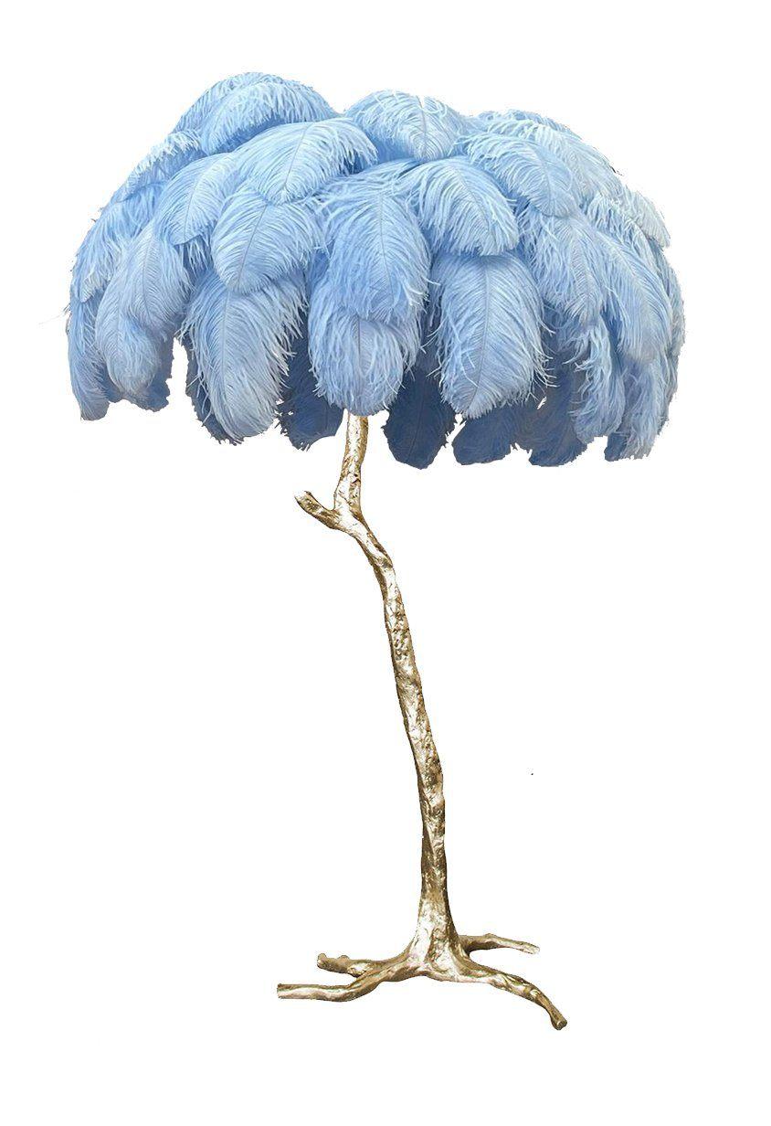 Le lampadaire Feather, pièce d'édition de A Modern Grand Tour.
Un palmier lumineux, resplendissant avec un feuillage de plumes d'autruche exquis, le lampadaire en plumes occupe le devant de la scène dans n'importe quel décor luxueux et apporte la