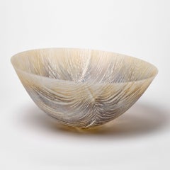 Feather I, un bol en verre texturé aux couleurs brunes et terreuses par Amanda Simmons