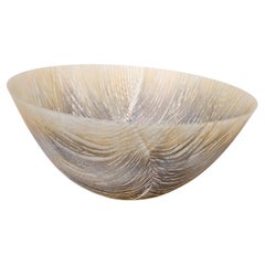 Feather I, un bol en verre texturé aux couleurs brunes et terreuses par Amanda Simmons