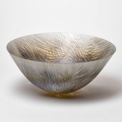 Feather II, un bol en verre texturé aux couleurs brunes et terreuses par Amanda Simmons