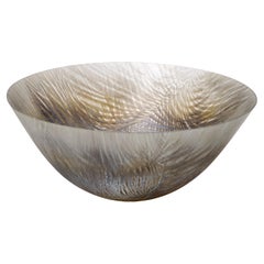 Feather II, un bol en verre texturé aux couleurs brunes et terreuses par Amanda Simmons