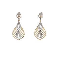 Orecchini pendenti ispirati alle piume con diamanti naturali gialli e bianchi
