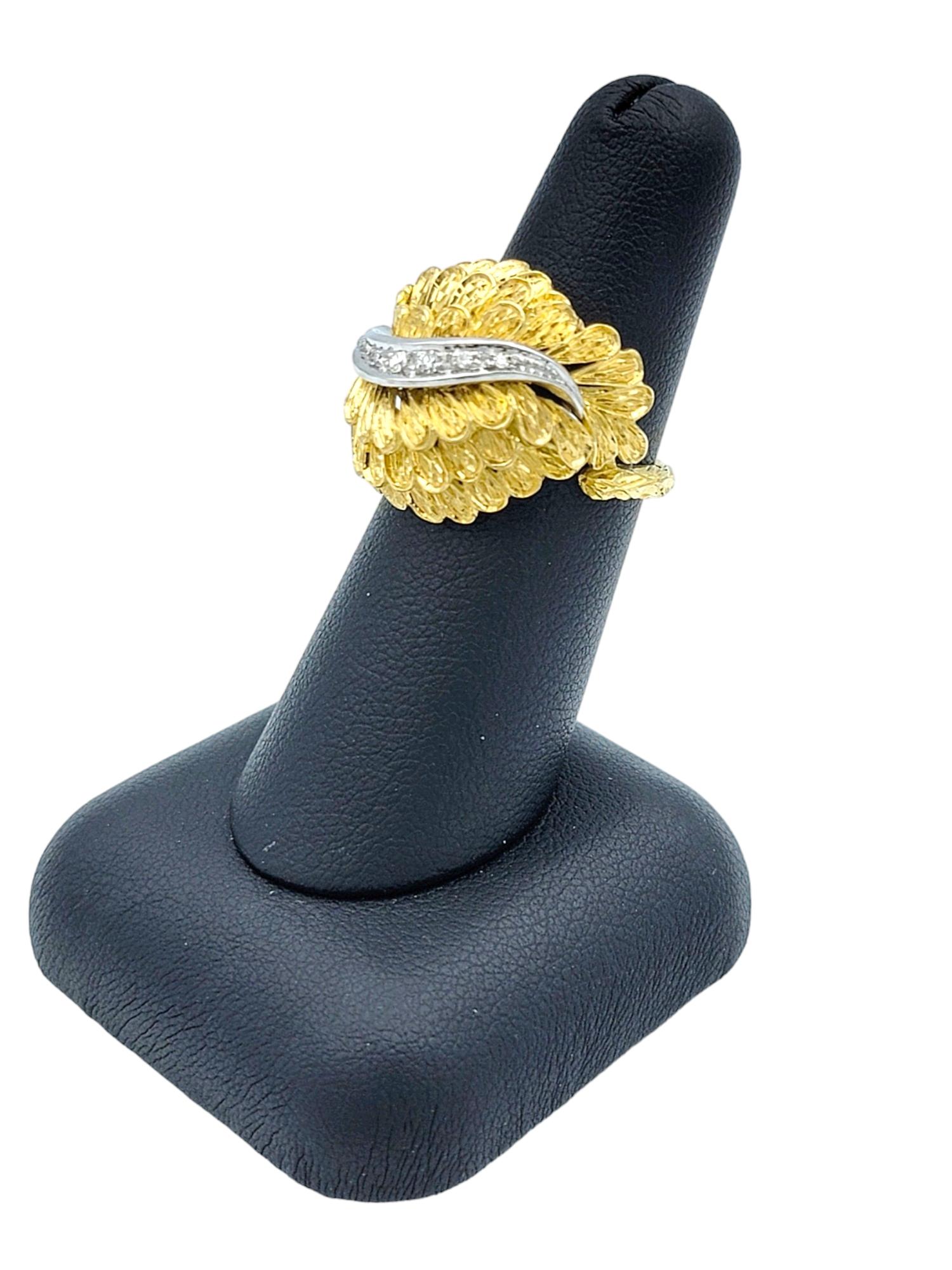 Bague dôme à motif de plumes avec diamants en or jaune et blanc 18 carats en vente 4